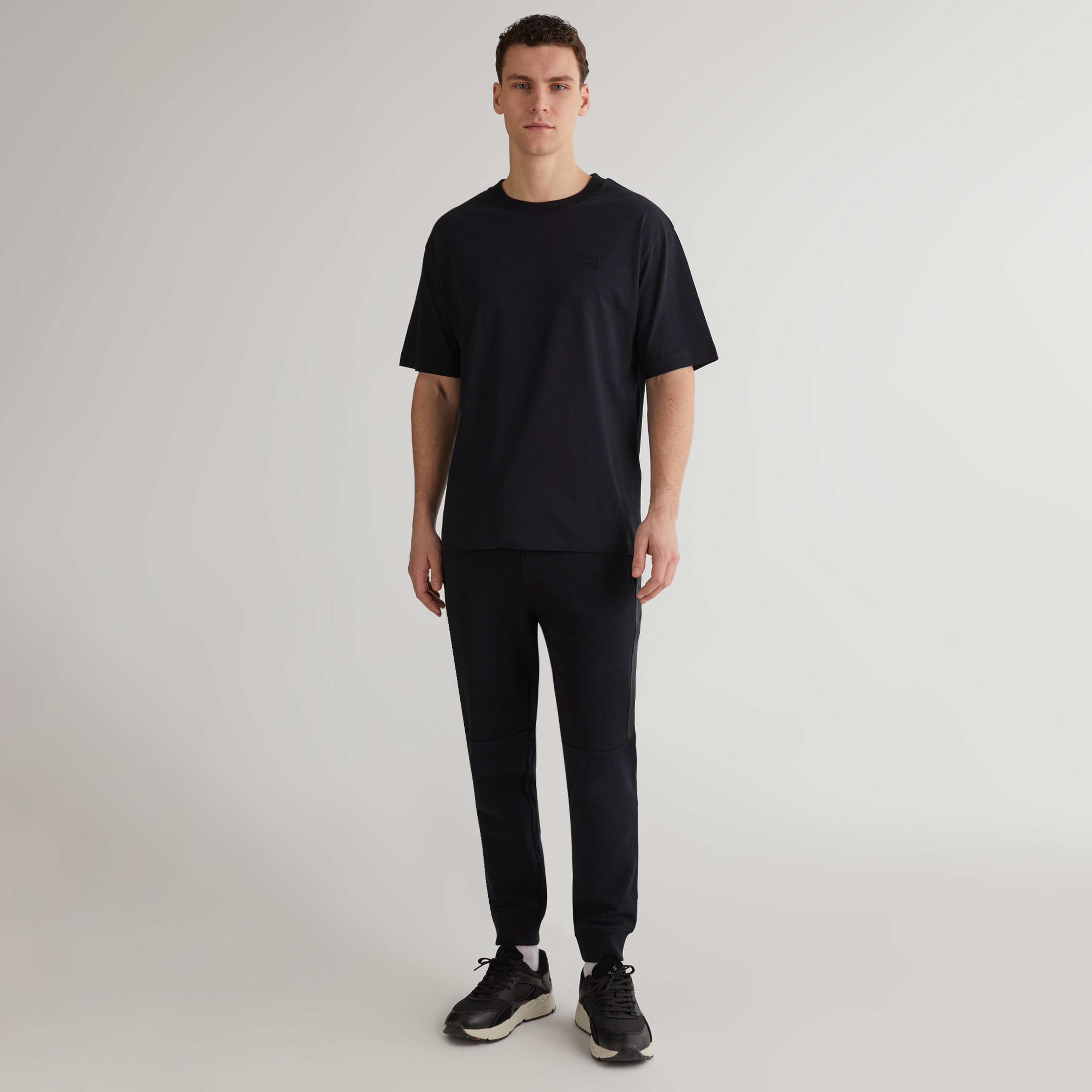GANT Erkek Siyah Relaxed Fit Bisiklet Yaka Logolu T-shirt