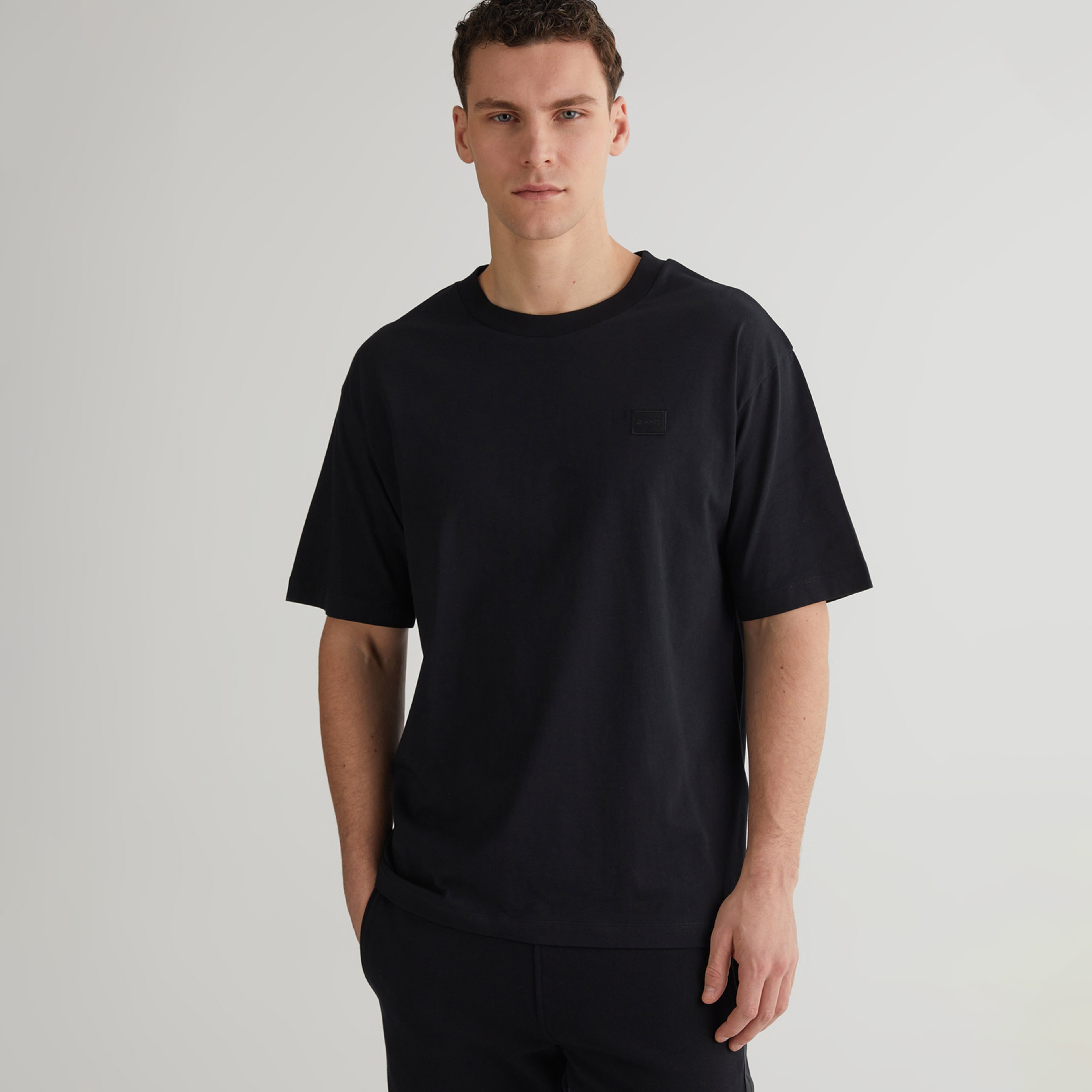 GANT Erkek Siyah Relaxed Fit Bisiklet Yaka Logolu T-shirt