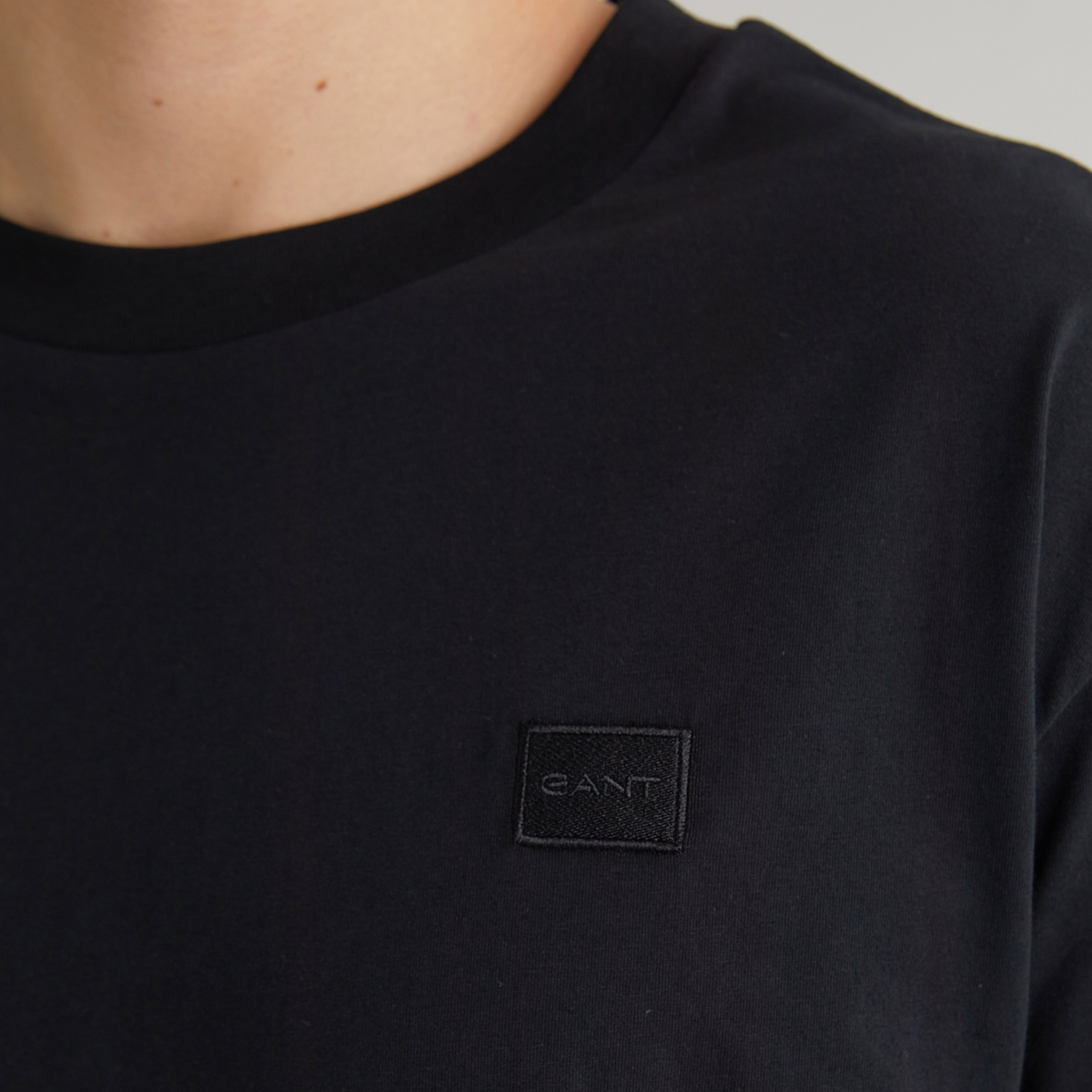 GANT Erkek Siyah Relaxed Fit Bisiklet Yaka Logolu T-shirt