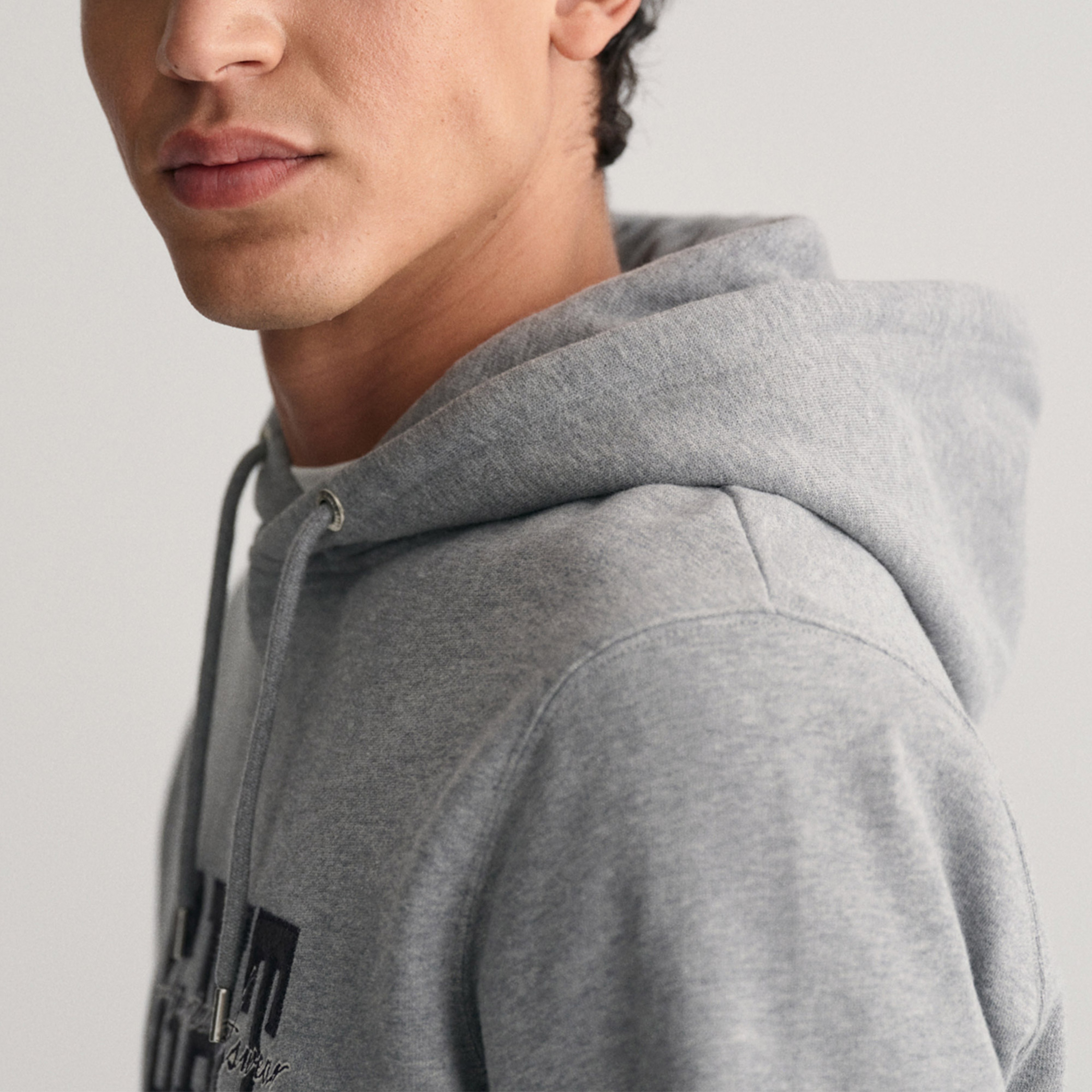 GANT Erkek Gri Regular Fit Kapüşonlu Logolu Sweatshirt