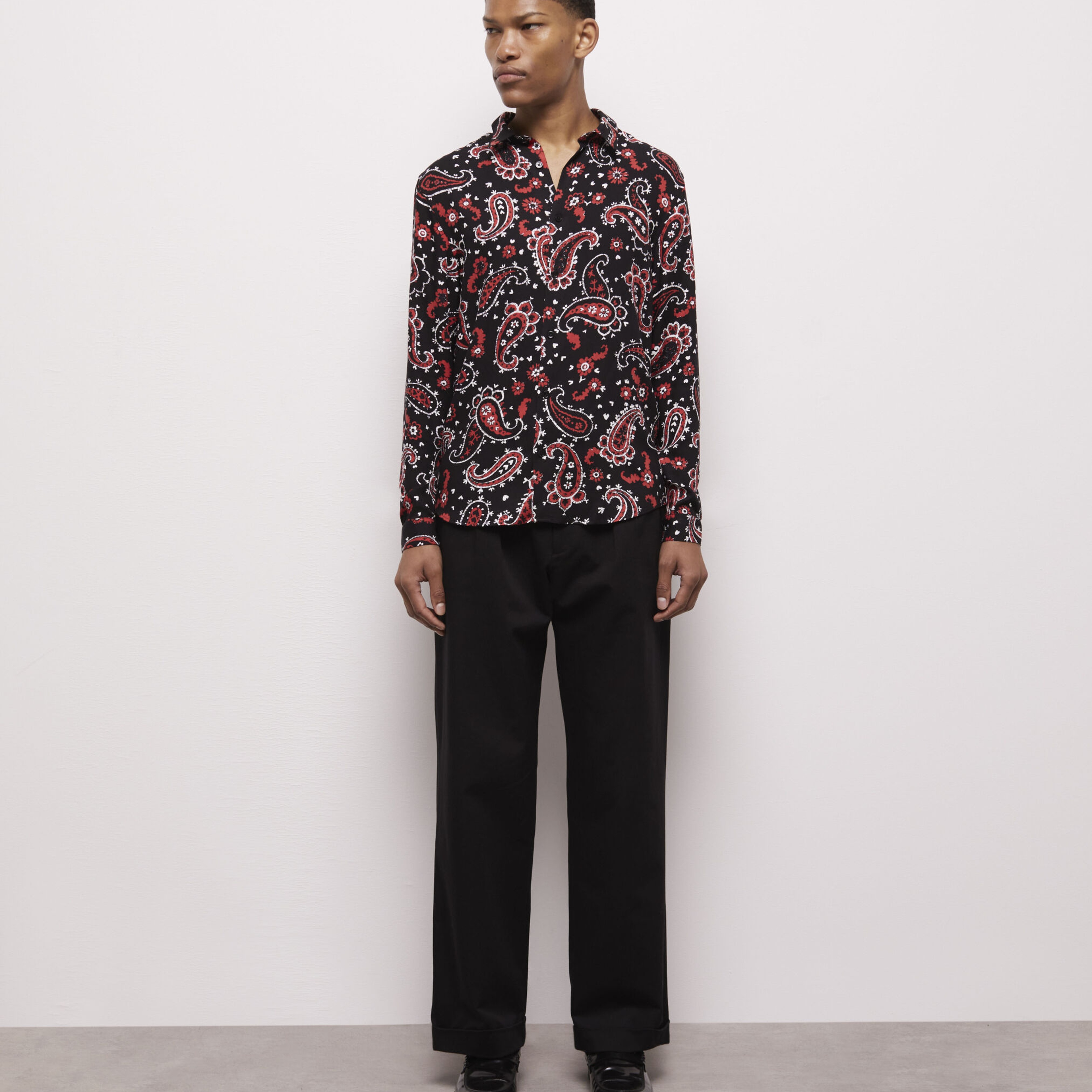 ERKEK BASKILI SİYAH GÖMLEK