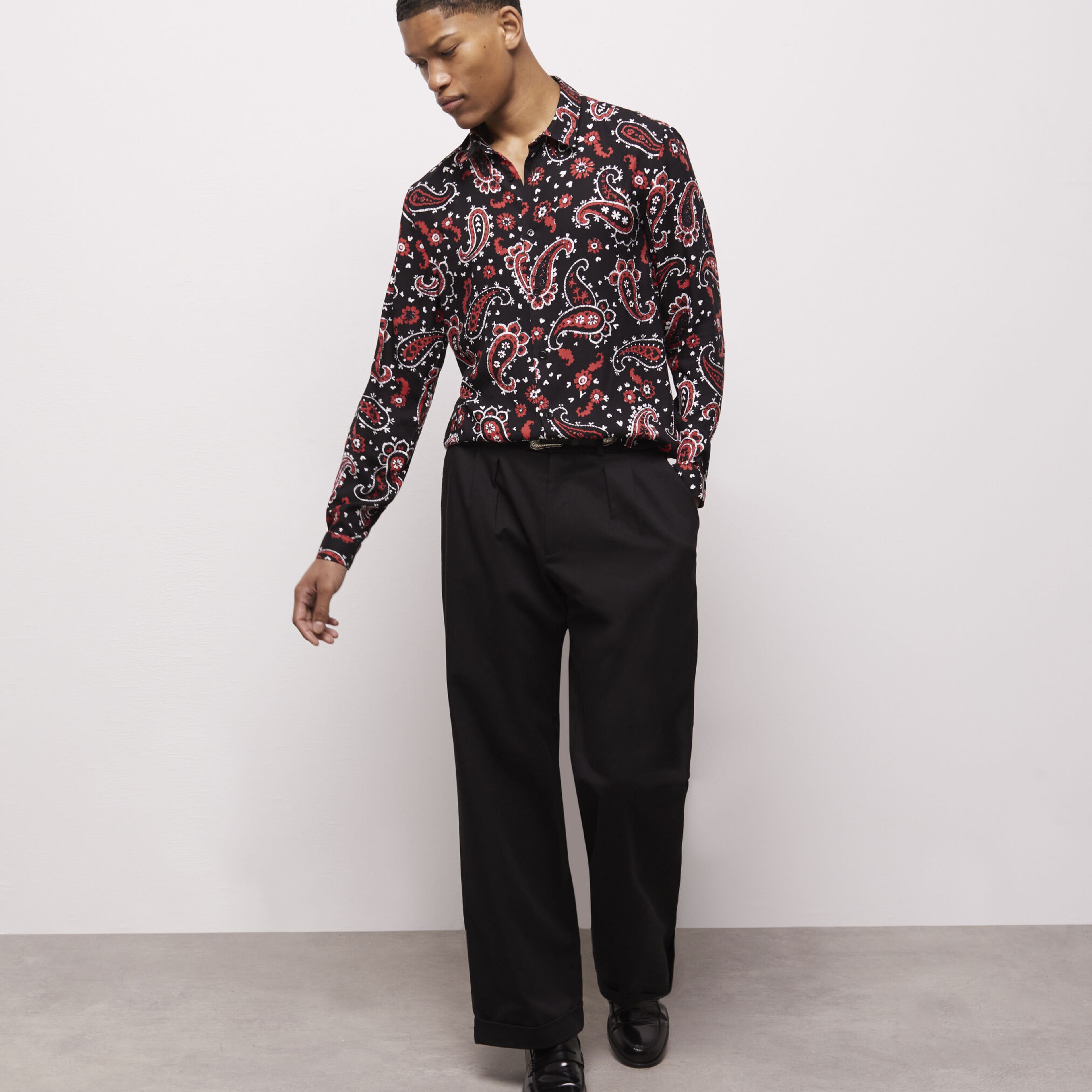 ERKEK BASKILI SİYAH GÖMLEK