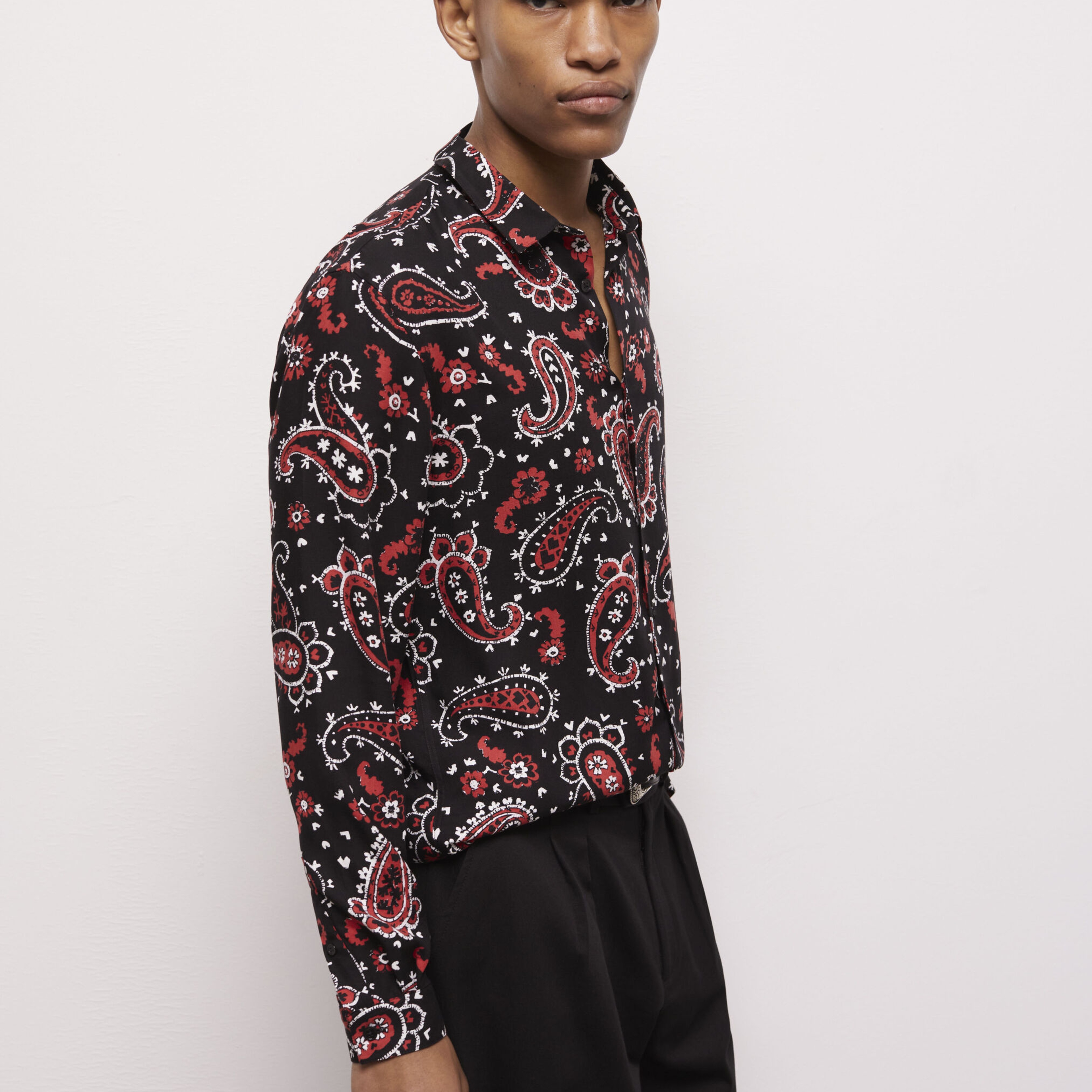 ERKEK BASKILI SİYAH GÖMLEK