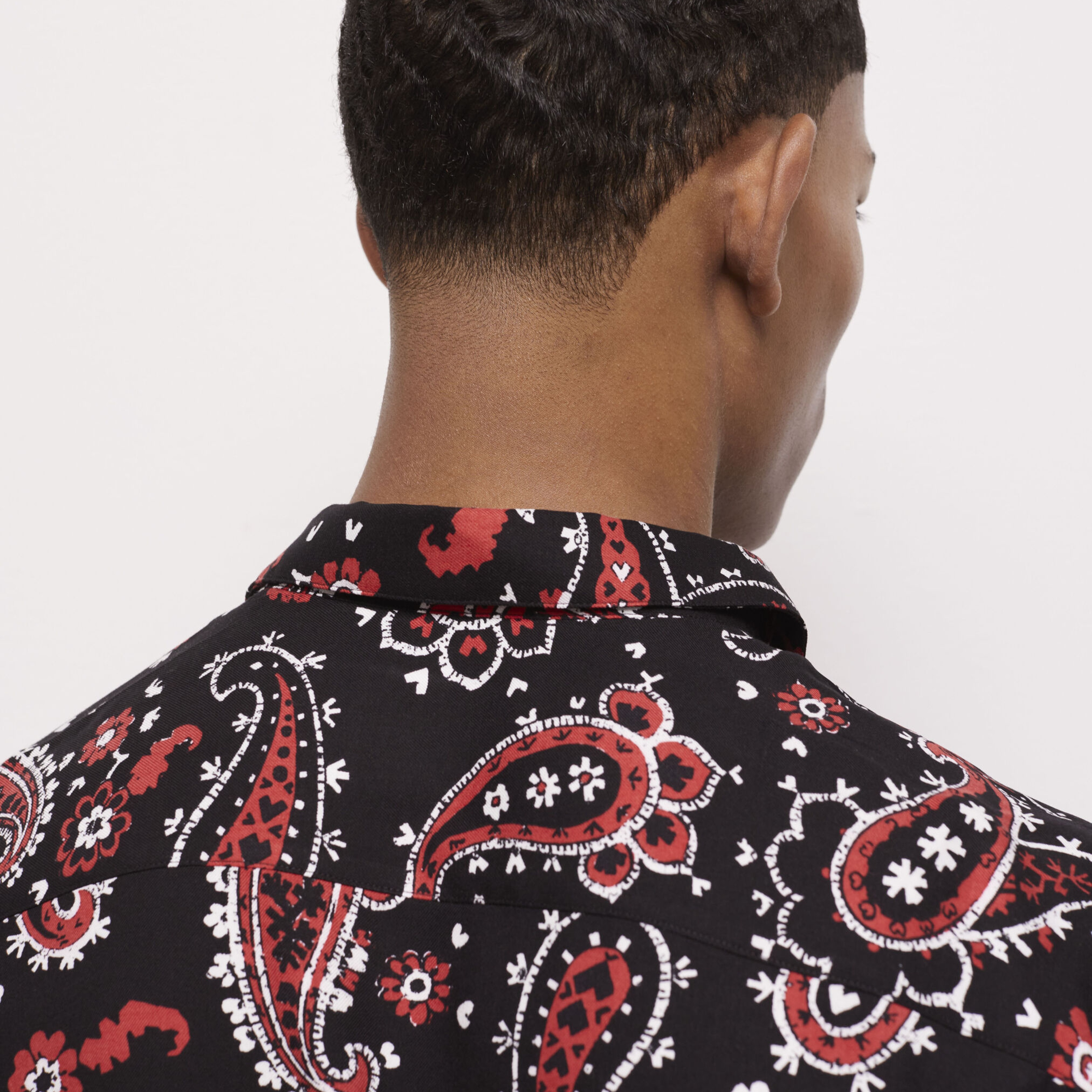 ERKEK BASKILI SİYAH GÖMLEK