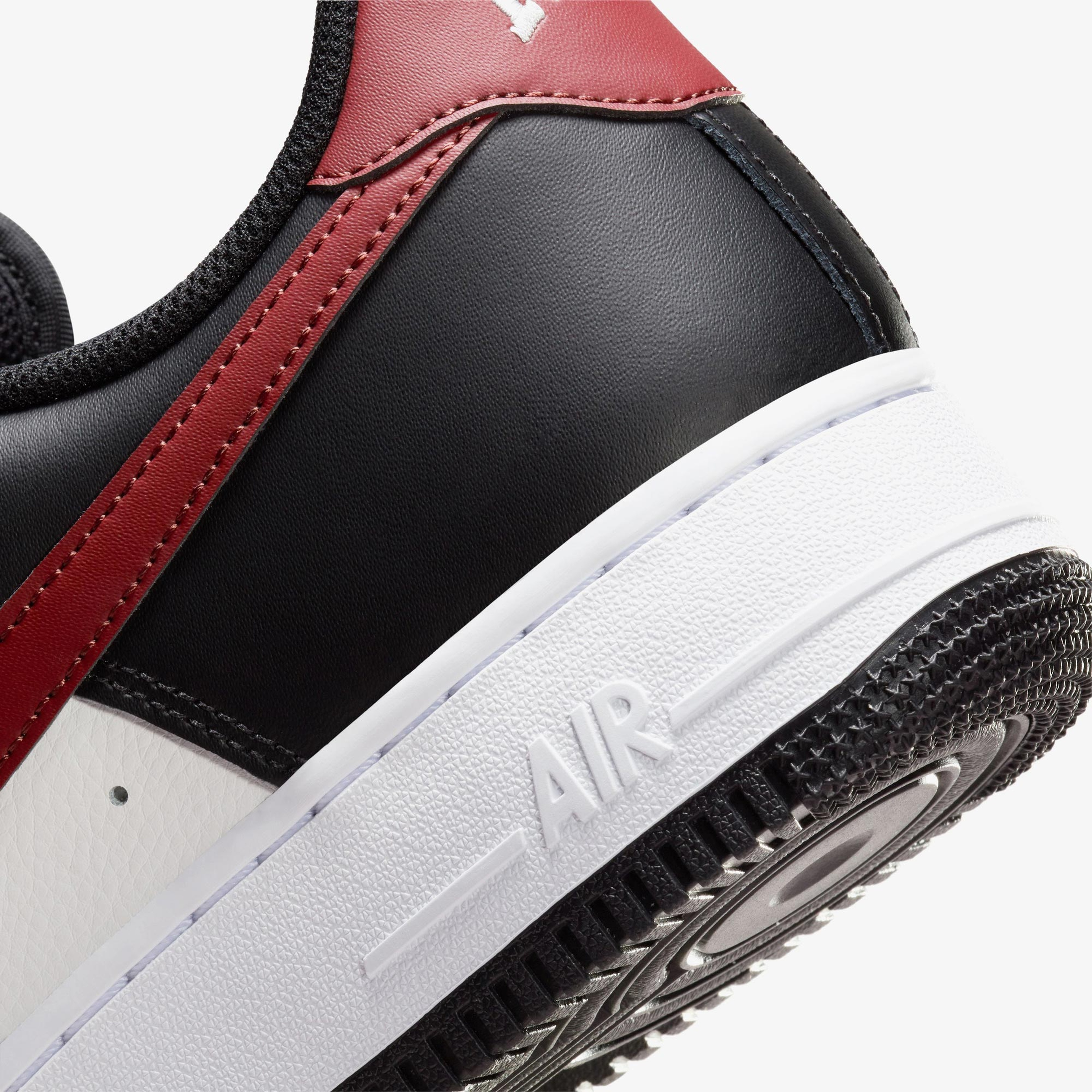 Nike Air Force 1 07 Sportswear Erkek Siyah/Kırmızı Spor Ayakkabı