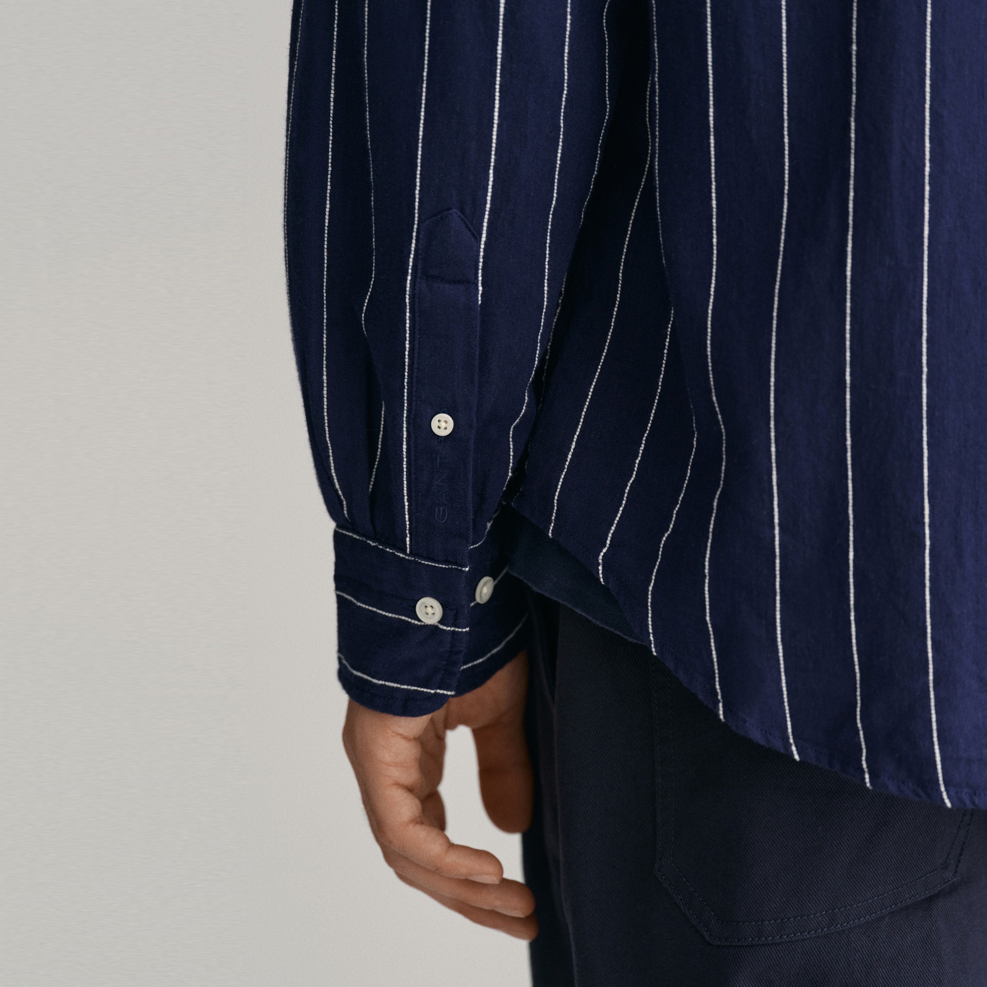 GANT Erkek Lacivert Relaxed Fit Düğmeli Yaka Çizgili Gömlek