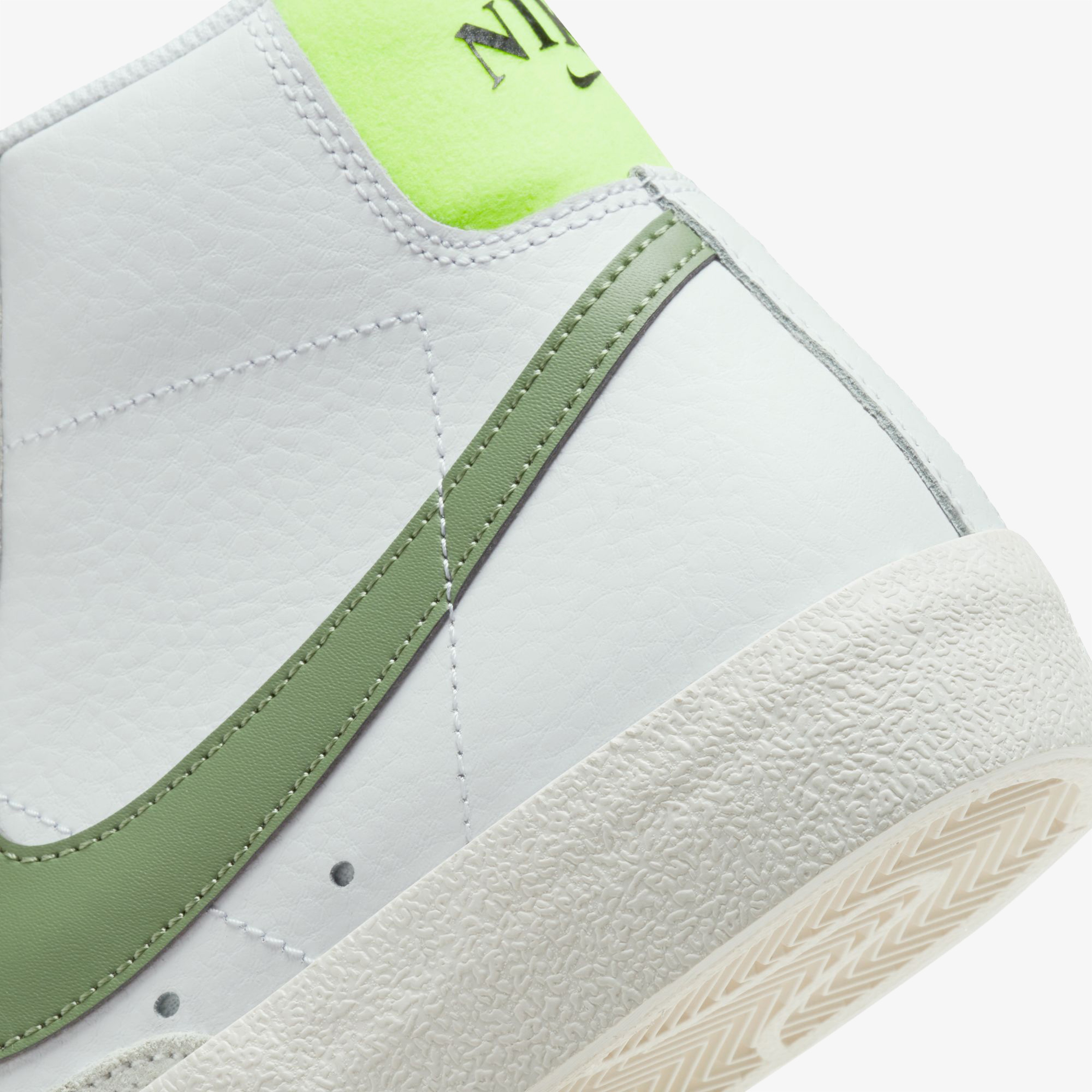 Nike Blazer Mid '77 Kadın Beyaz Spor Ayakkabı