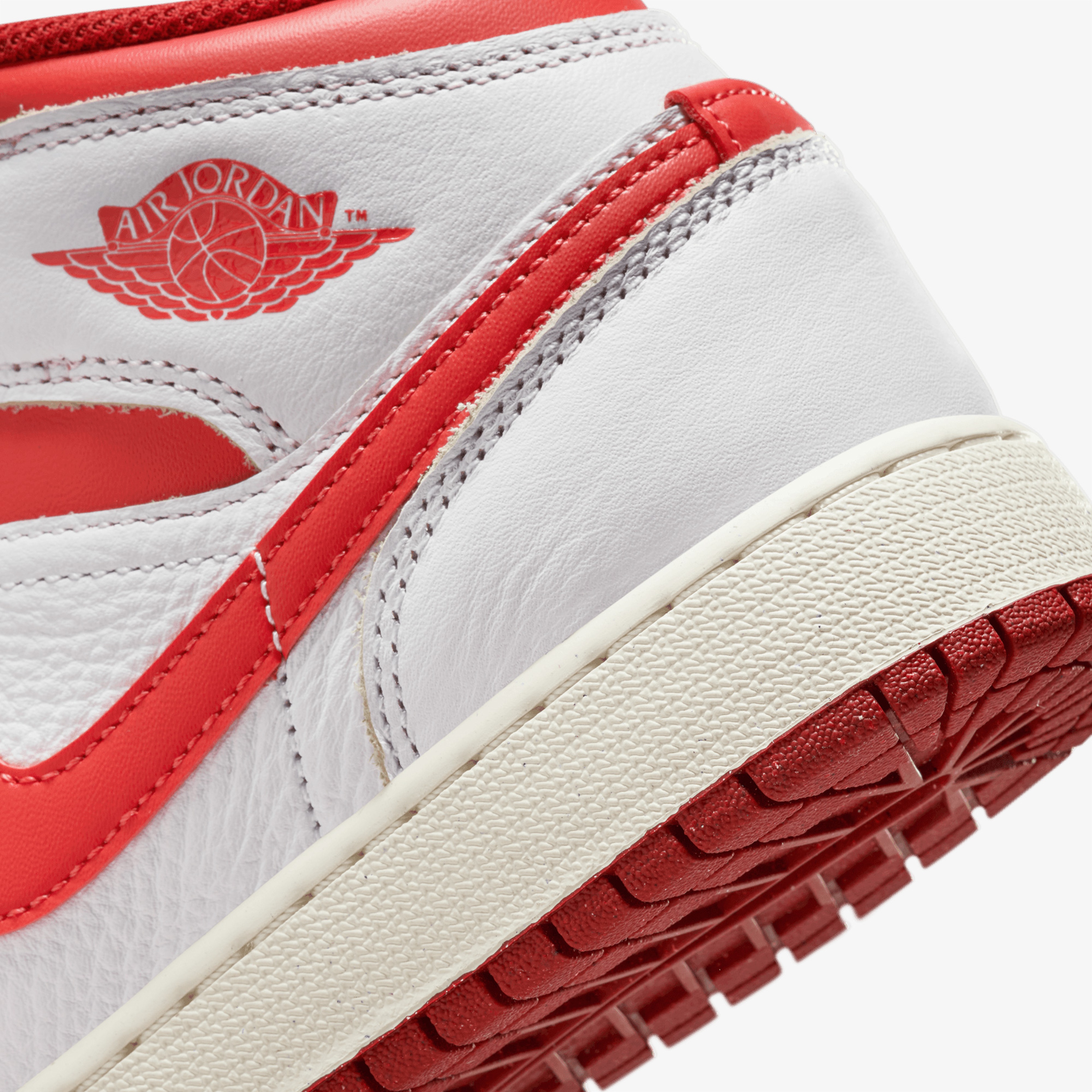 Jordan Air Jordan 1 Mid SE Kadın Beyaz Spor Ayakkabı