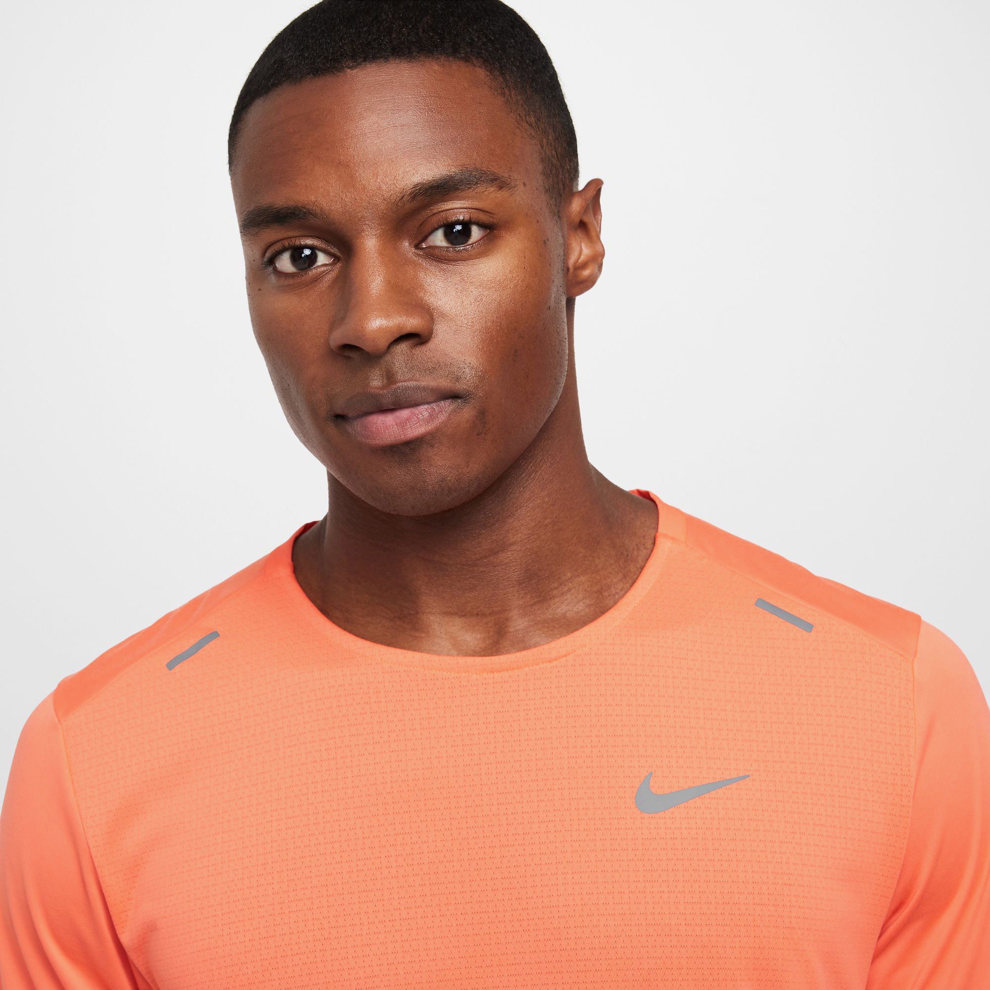 Nike Dri-Fit Rise 365 Erkek Pembe Koşu T-Shirt