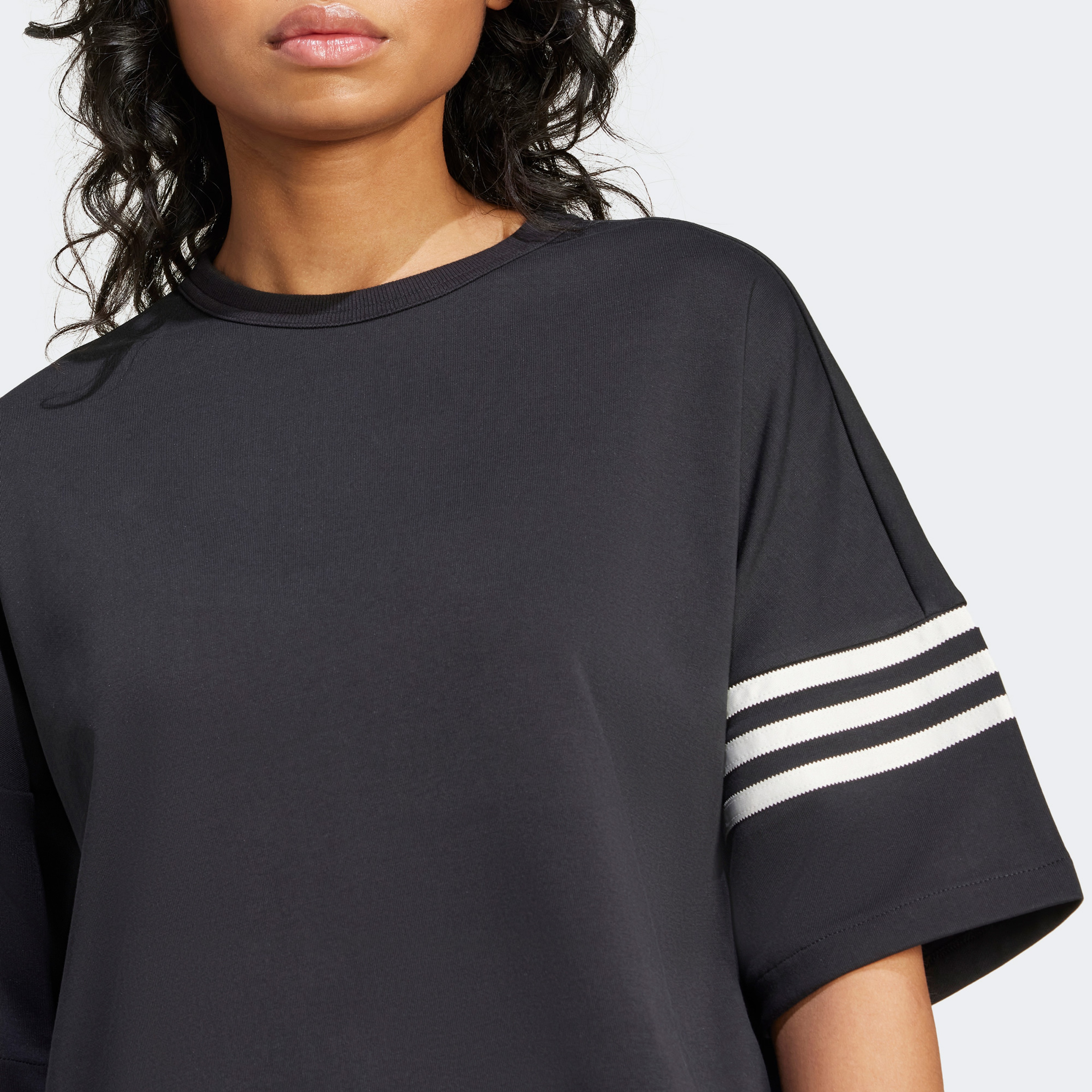 adidas Neuclassics Kadın Siyah T-Shirt