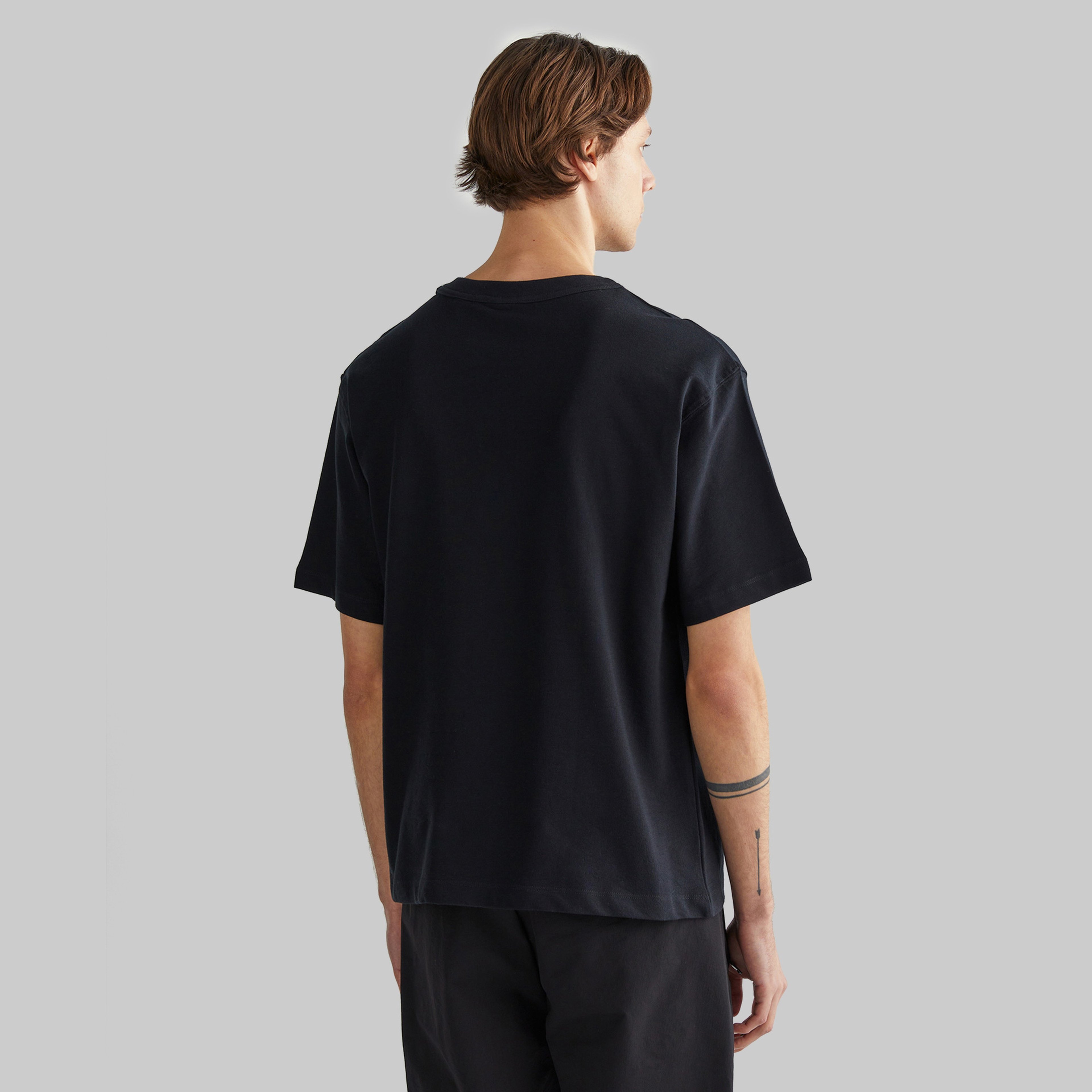 GANT Erkek Siyah Relaxed Fit Bisiklet Yaka Logolu T-Shirt