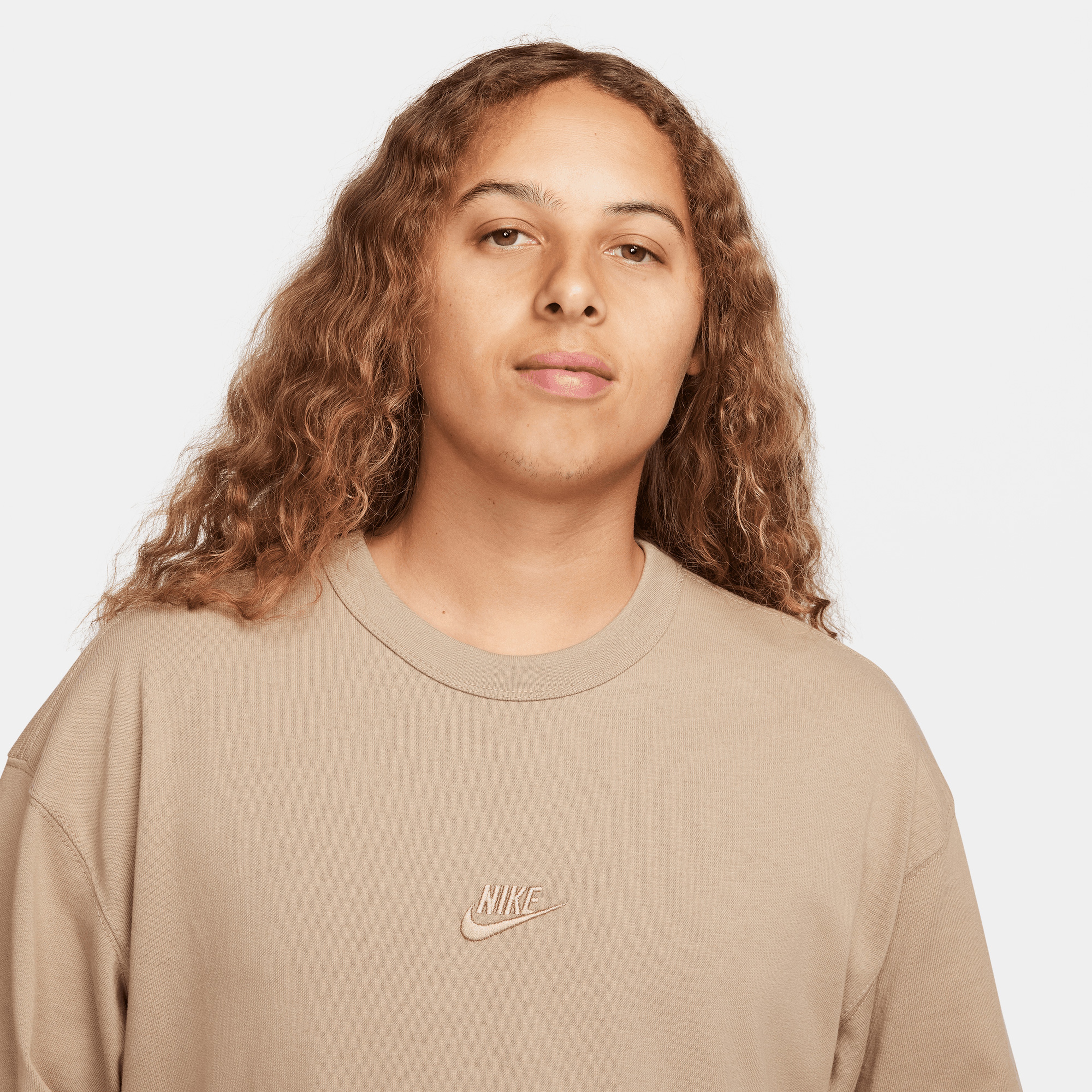 Nike Sportswear Premium Essentials Erkek Kahverengi T-Shirt