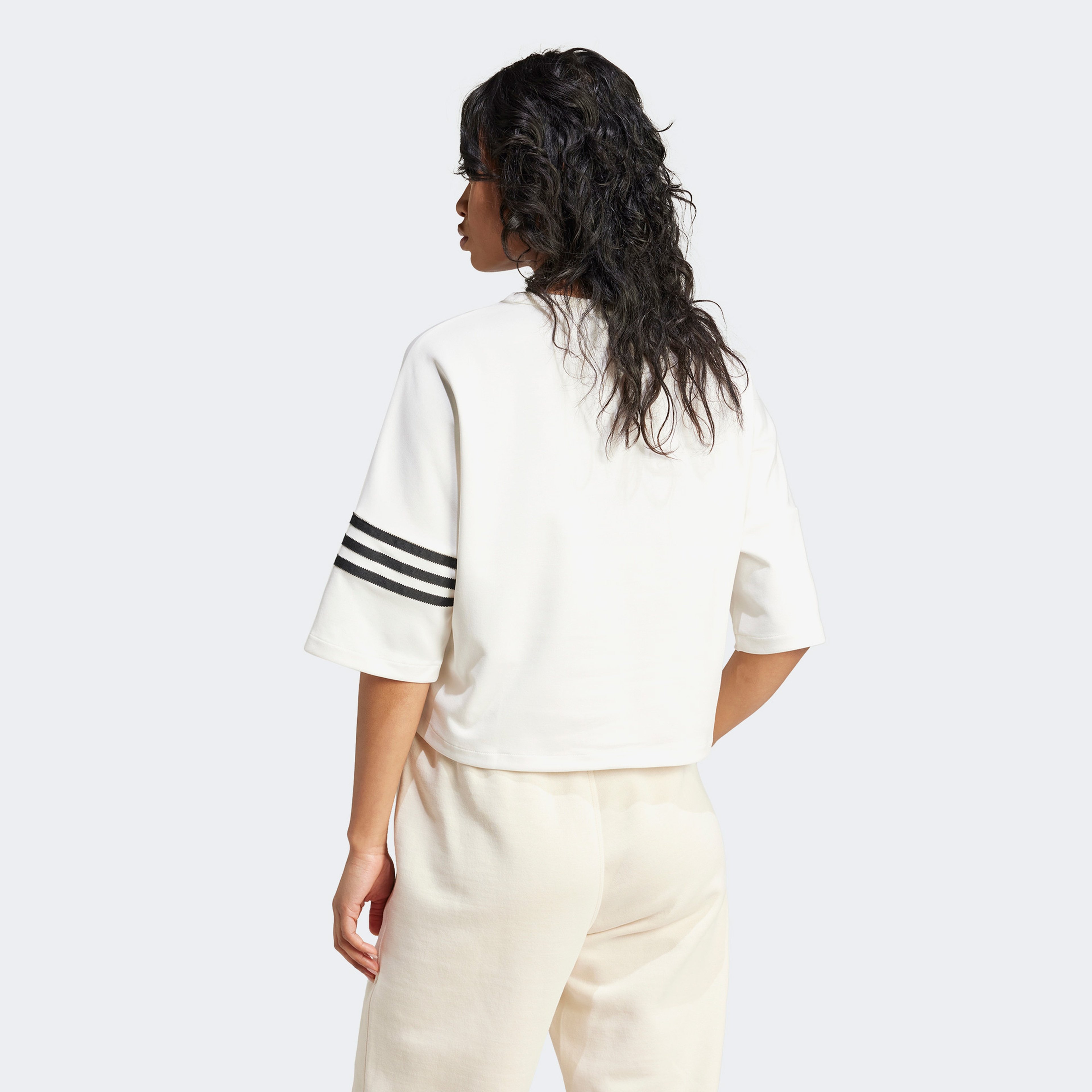 adidas Neuclassics Kadın Beyaz T-Shirt