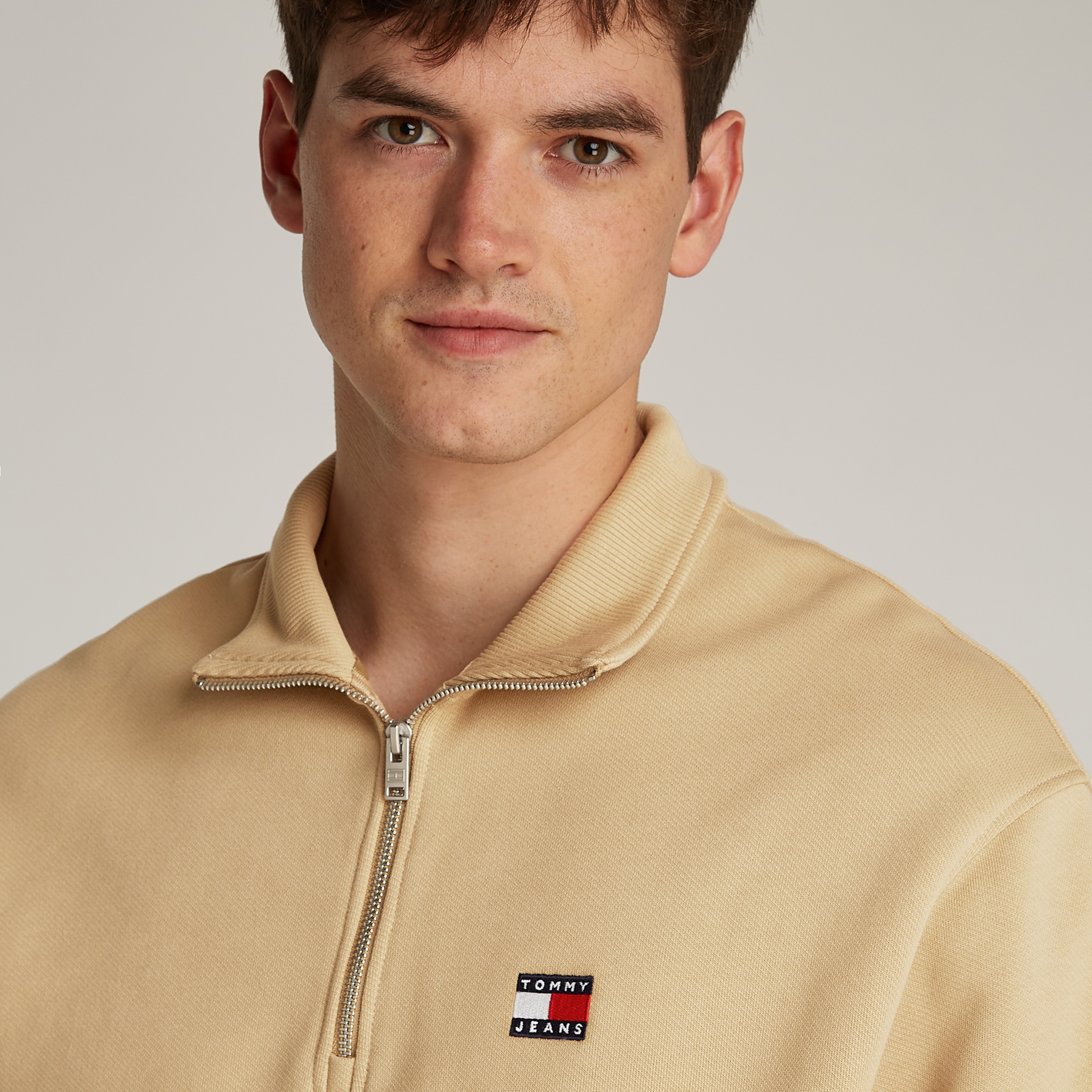 Tommy Hilfiger Tjm Rlx Badge 1/4 Zip Erkek Bej Sweatshirt