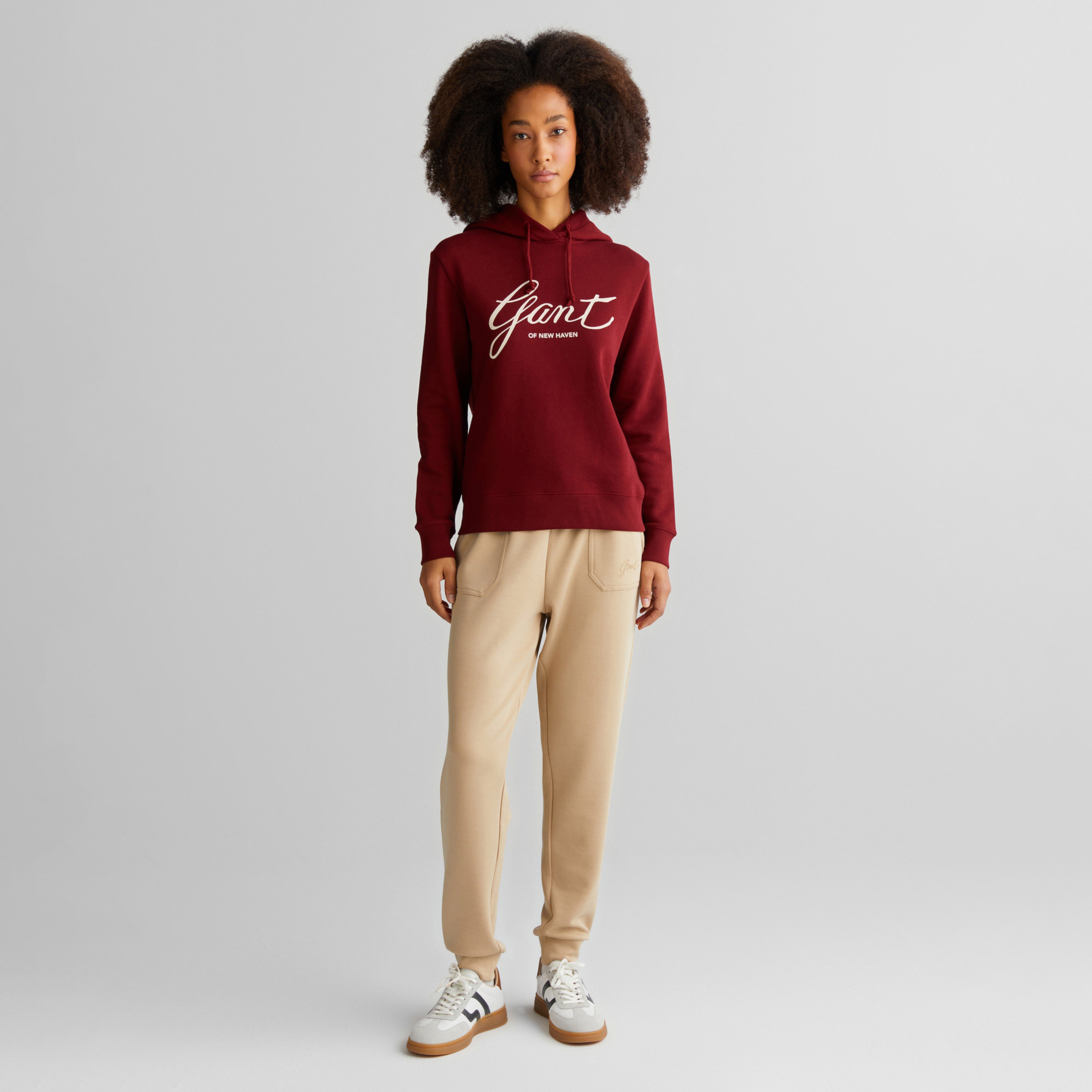 GANT Kadın Bordo Relaxed Fit Kapüşonlu Logolu Sweatshirt