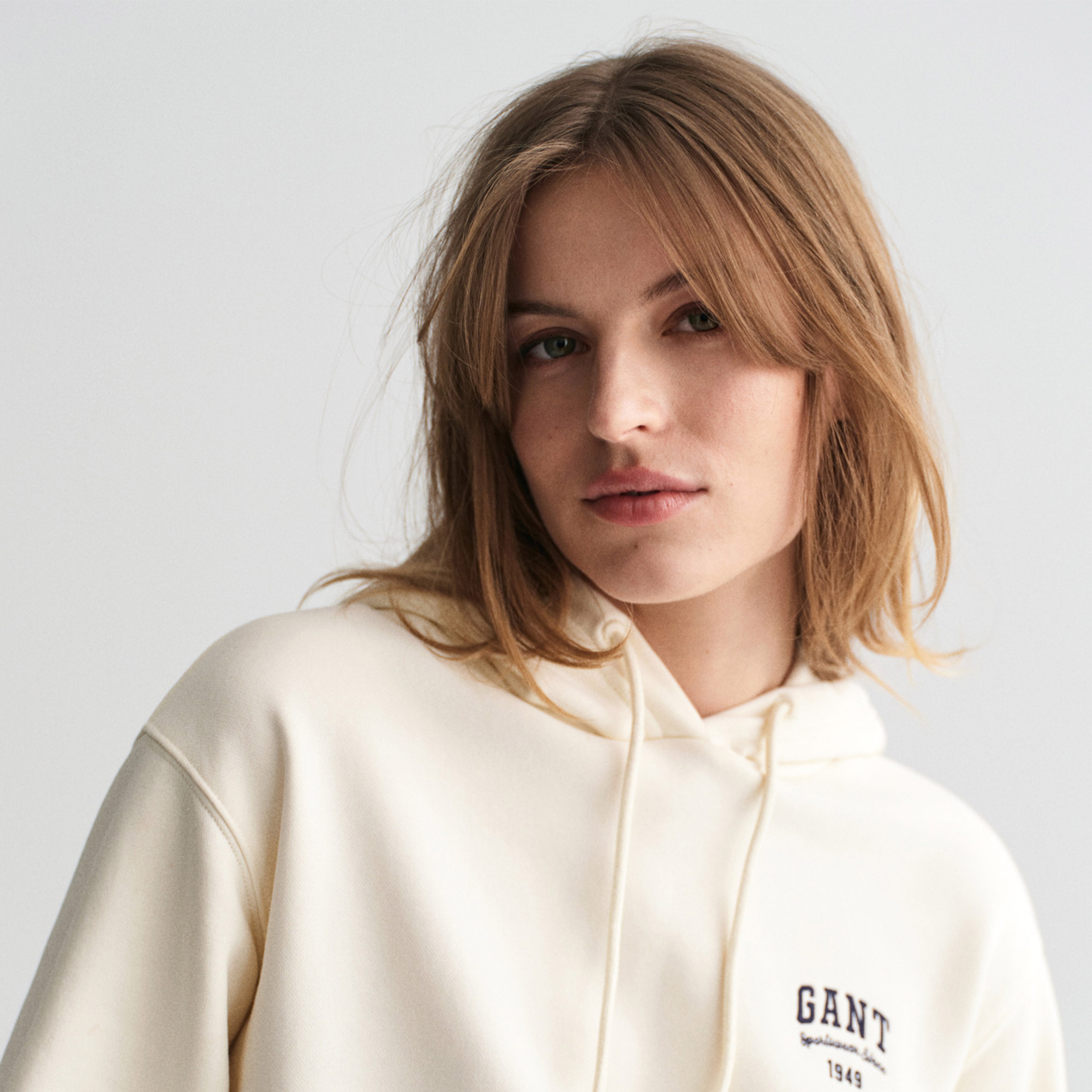 GANT Kadın Krem Relaxed Fit Kapüşonlu Logolu Sweatshirt