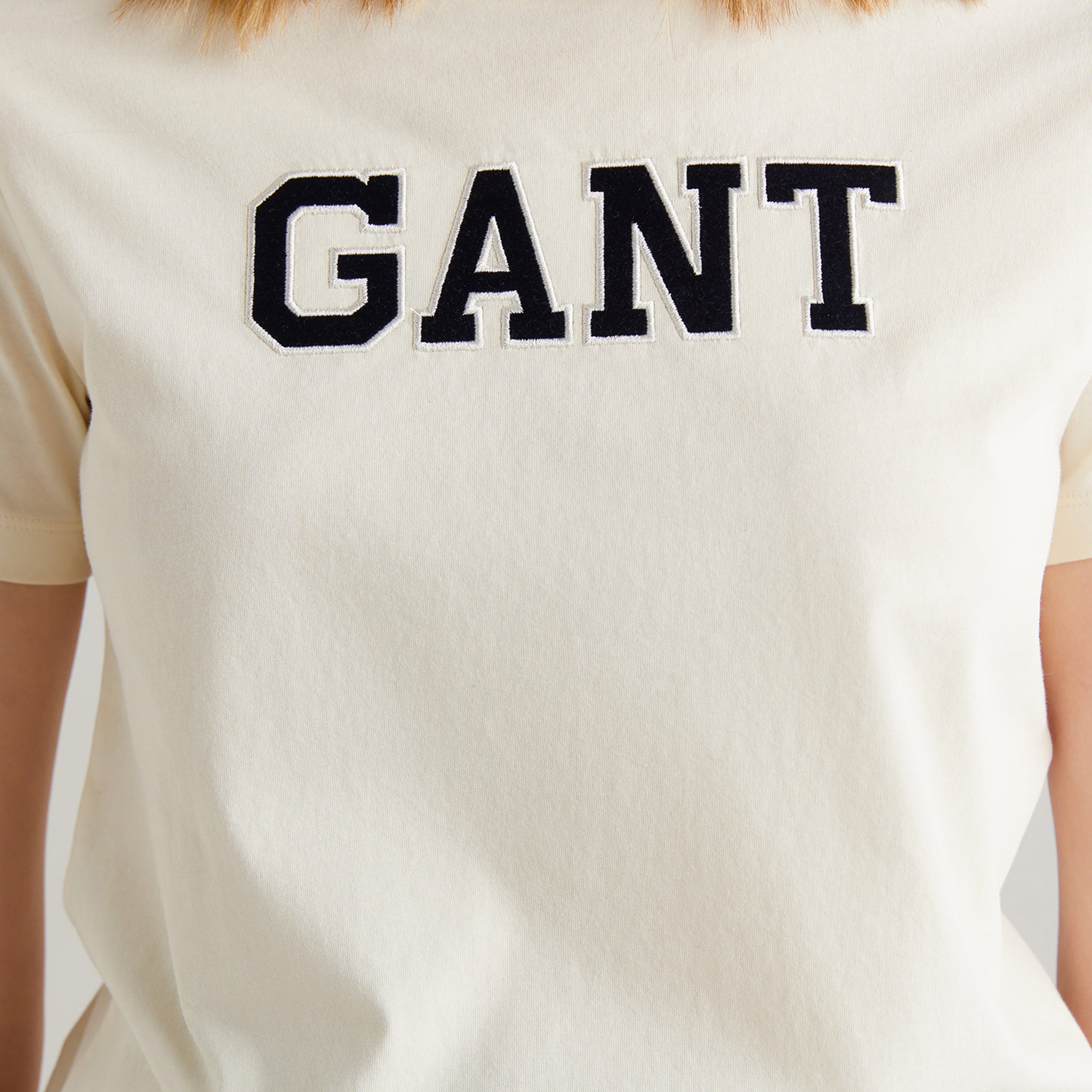 GANT Kadın Krem Regular Fit Bisiklet Yaka Logolu T-Shirt