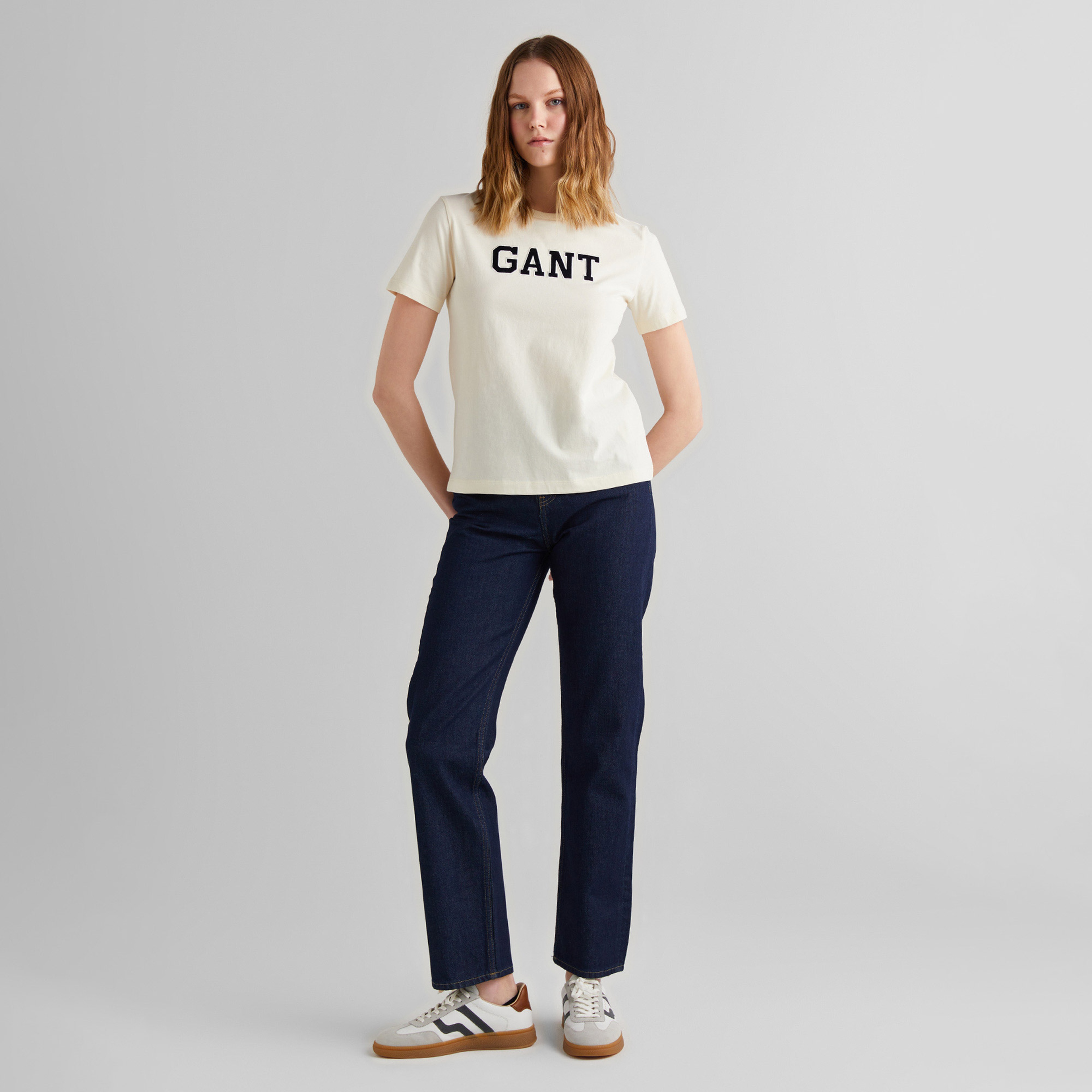 GANT Kadın Krem Regular Fit Bisiklet Yaka Logolu T-Shirt