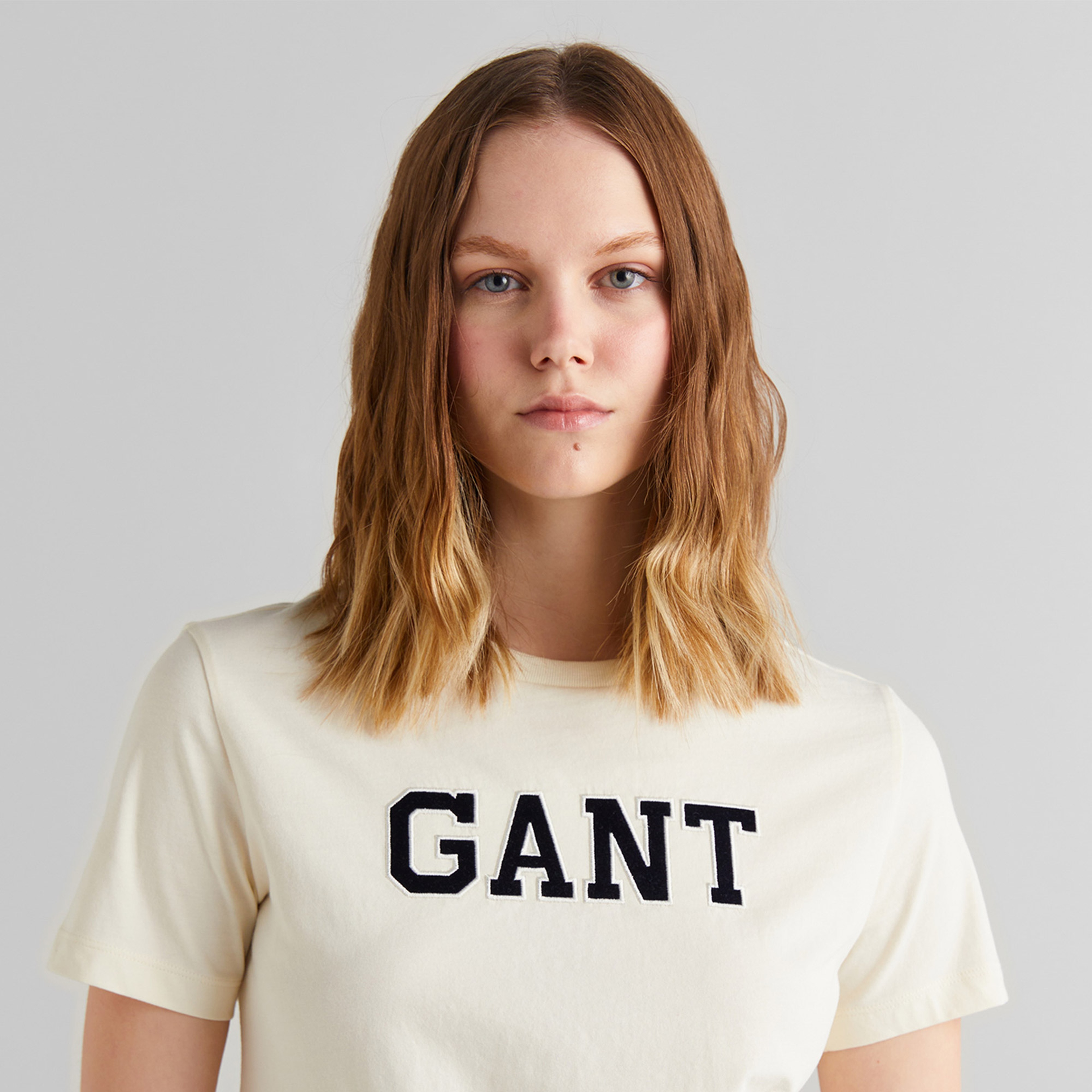 GANT Kadın Krem Regular Fit Bisiklet Yaka Logolu T-Shirt