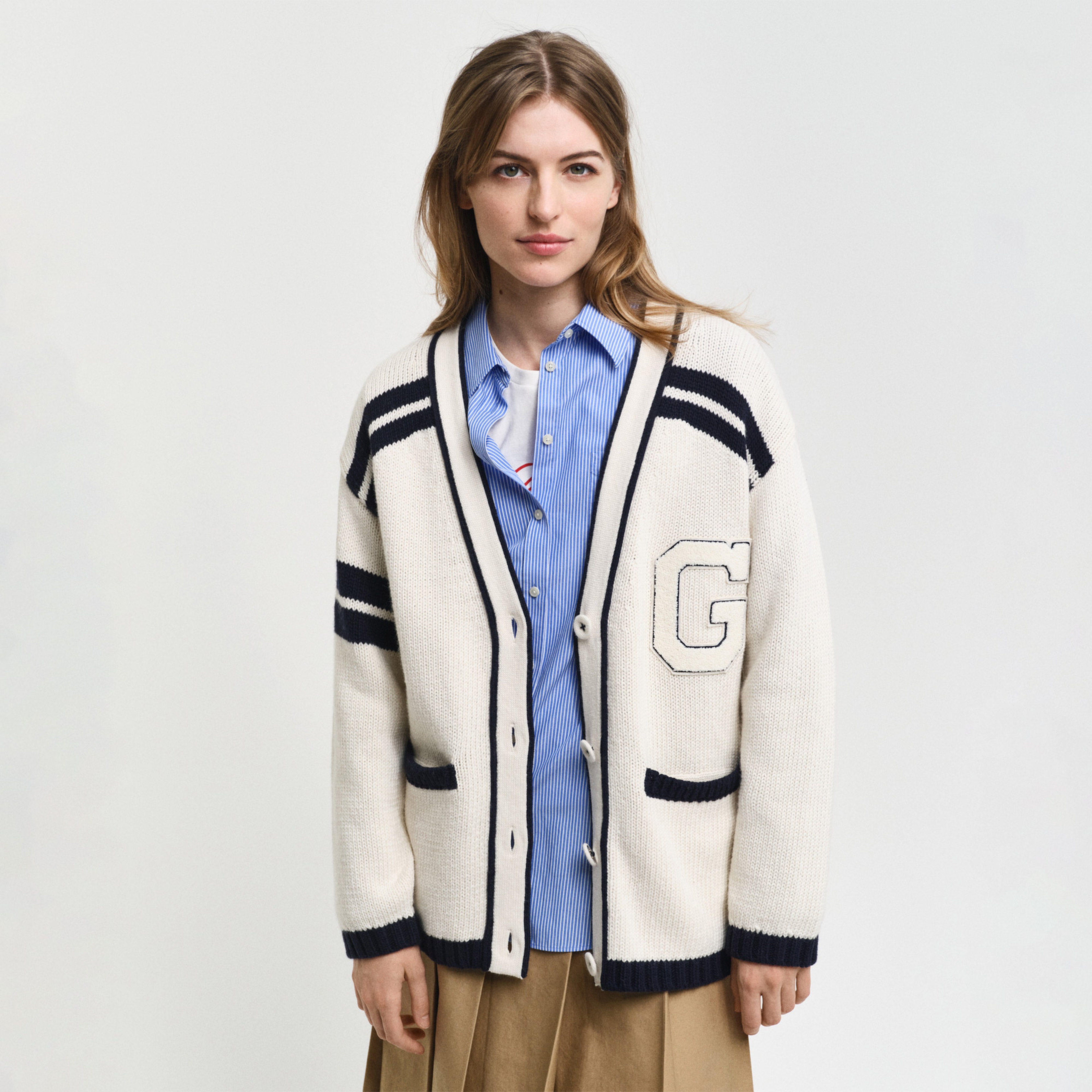 GANT Kadın Beyaz Oversize Fit Klasik Yaka Logolu Hırka