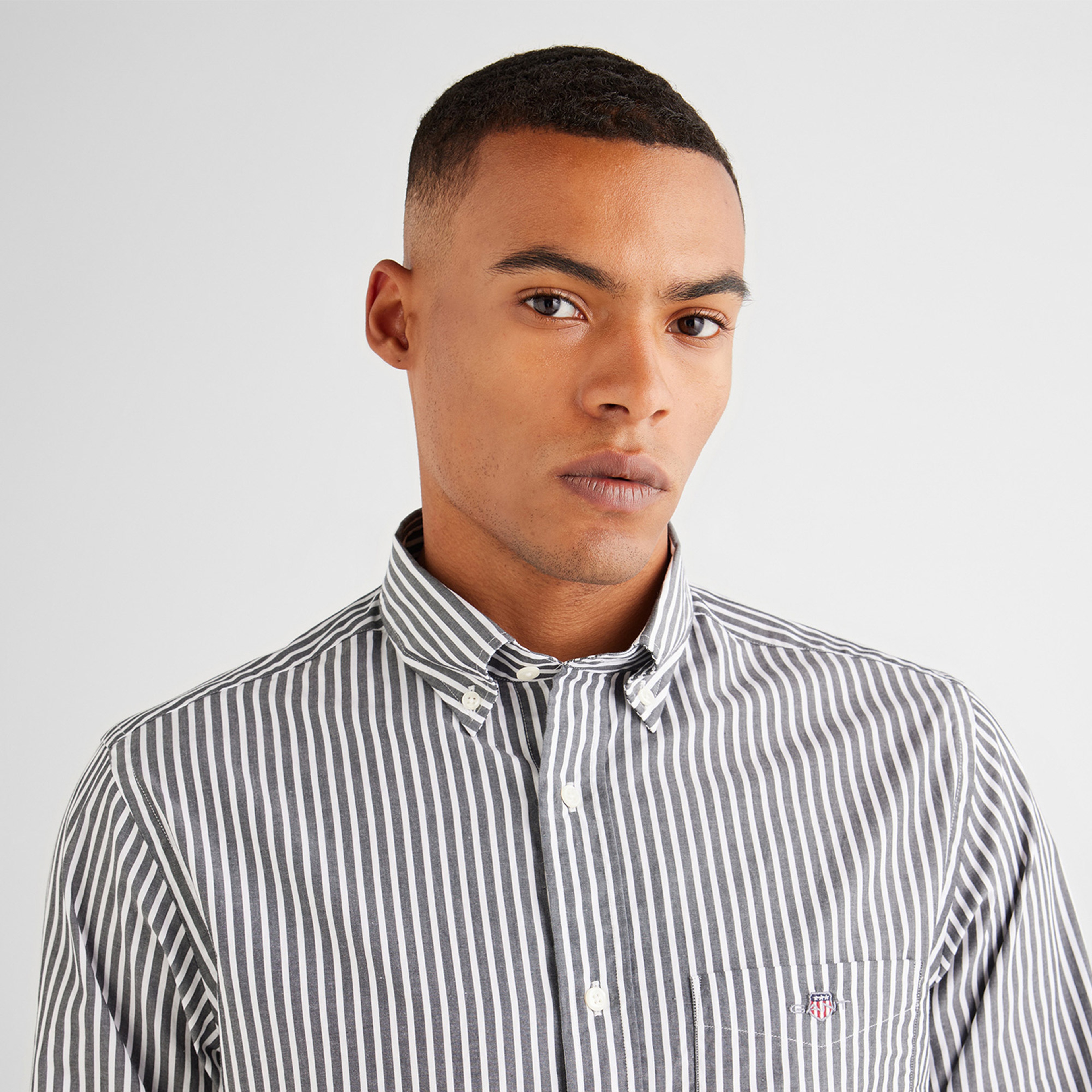 GANT Erkek Siyah Regular Fit Düğmeli Yaka Çizgili Poplin Gömlek