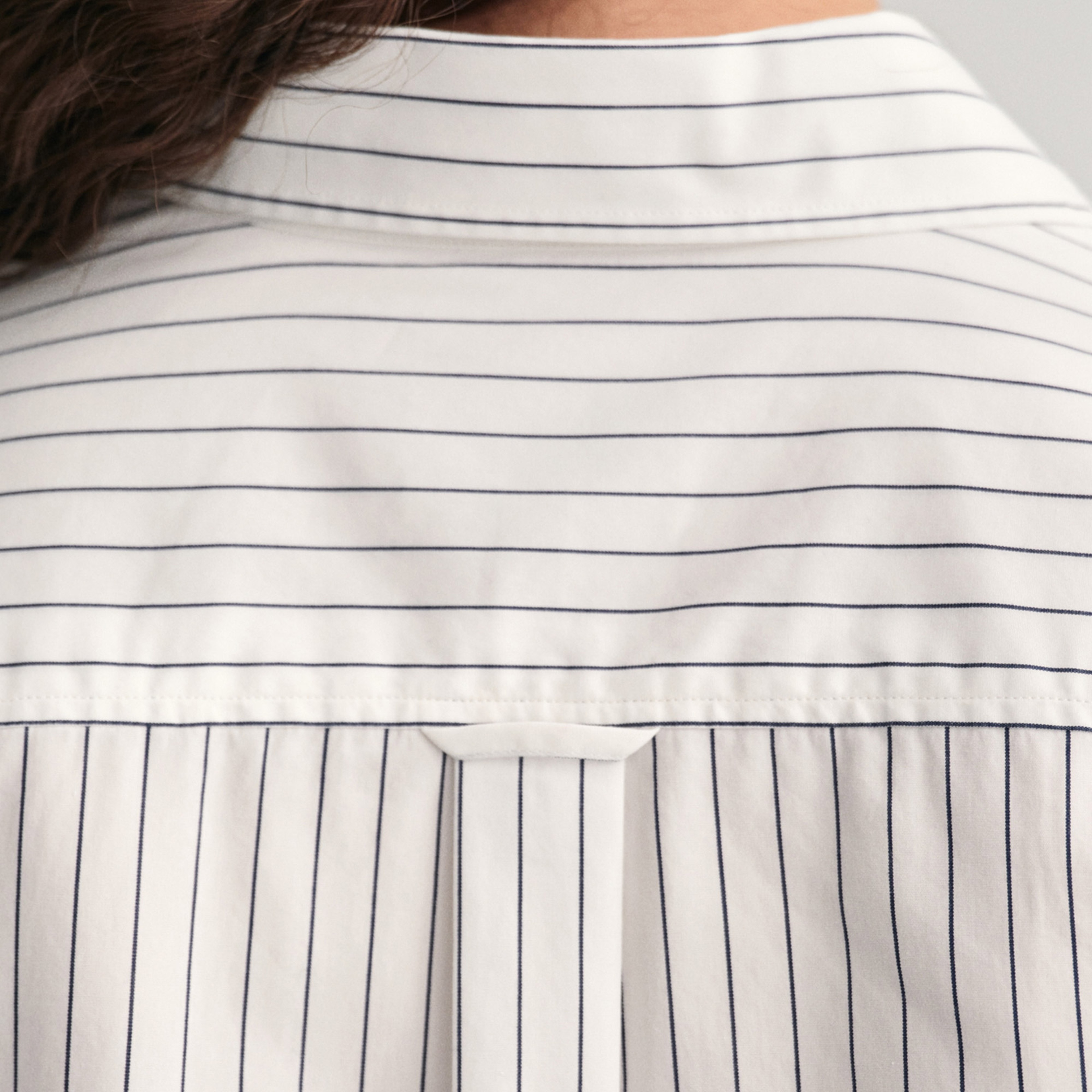 GANT Kadın Beyaz Relaxed Fit Düğmeli Yaka Gömlek