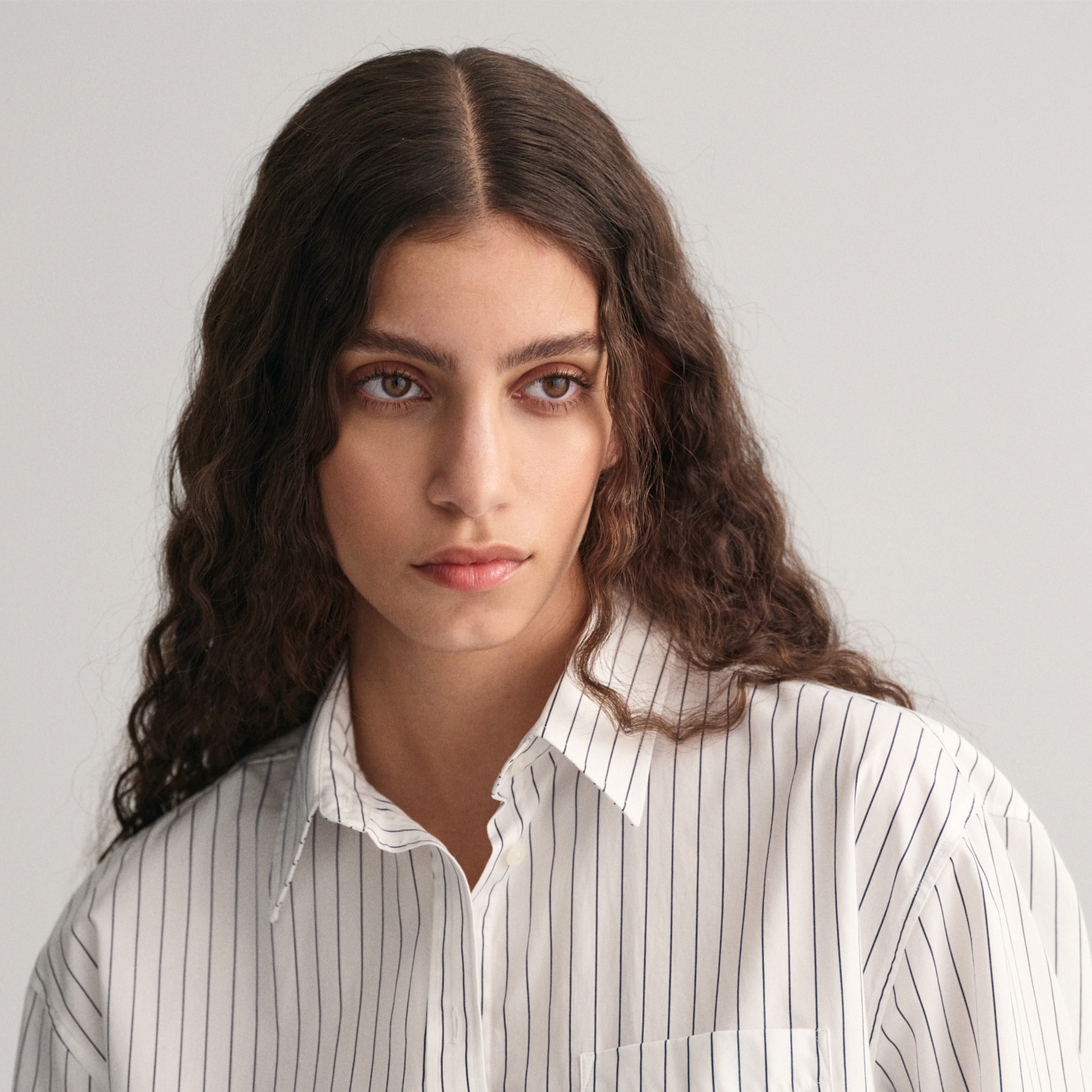 GANT Kadın Beyaz Relaxed Fit Düğmeli Yaka Gömlek