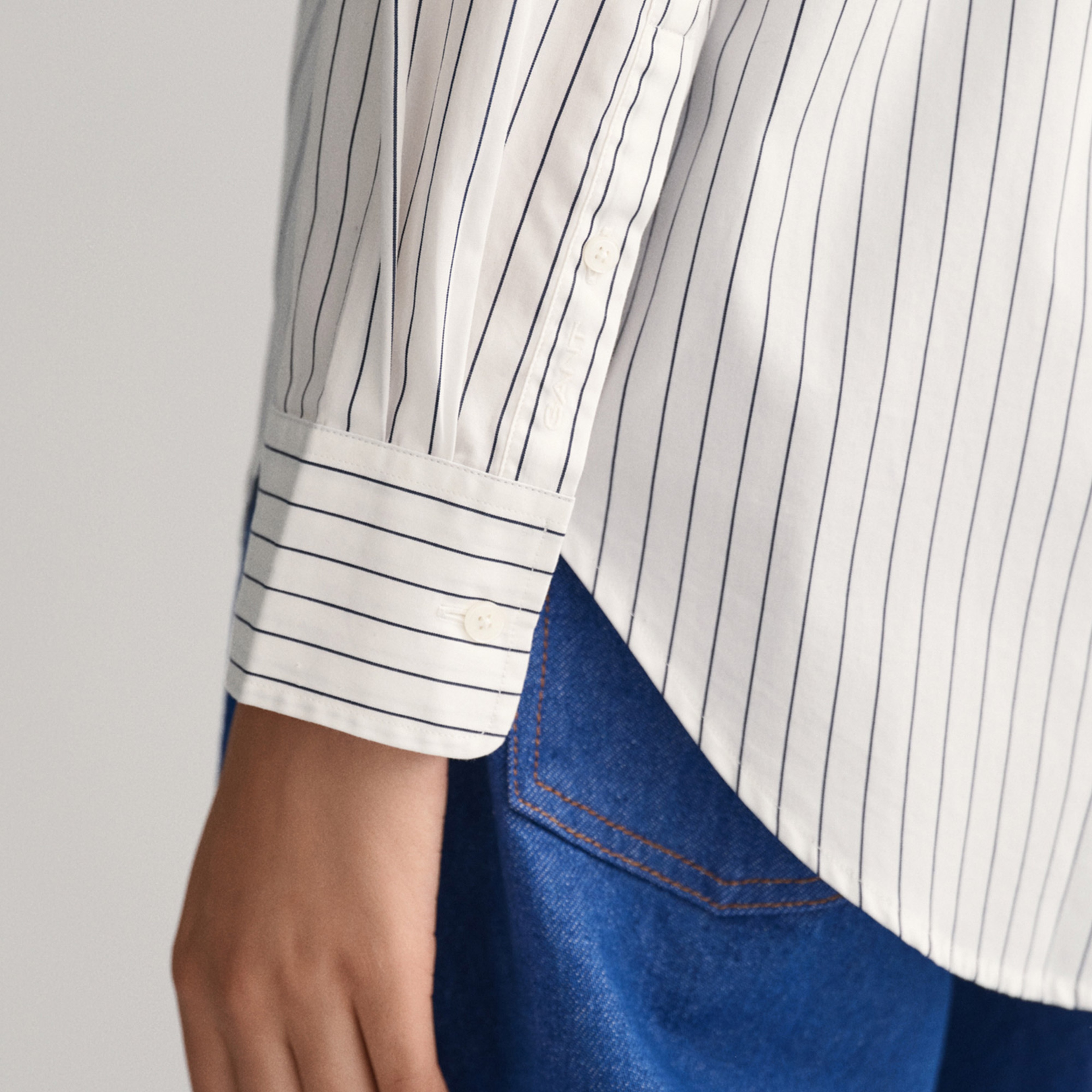 GANT Kadın Beyaz Relaxed Fit Düğmeli Yaka Gömlek