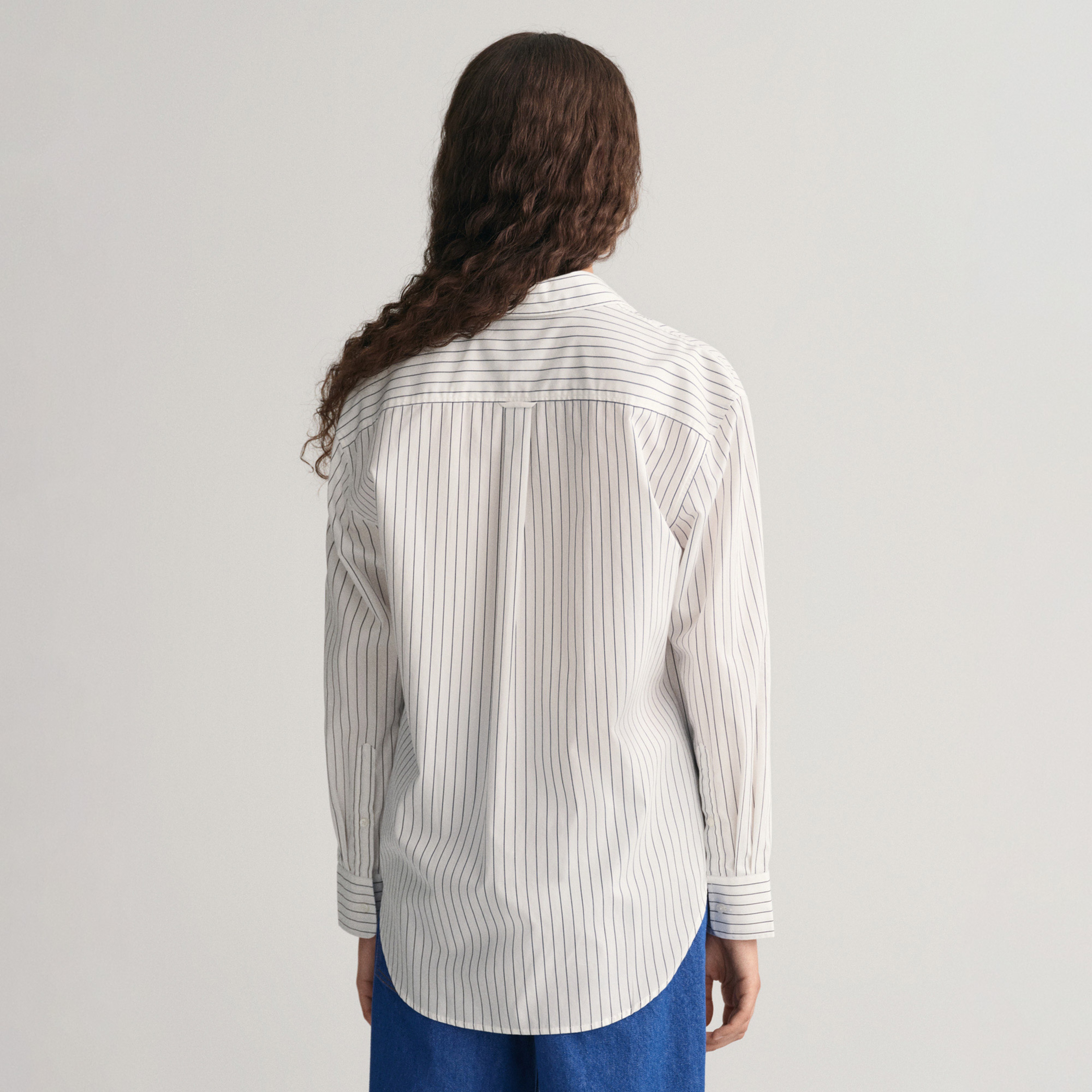 GANT Kadın Beyaz Relaxed Fit Düğmeli Yaka Gömlek