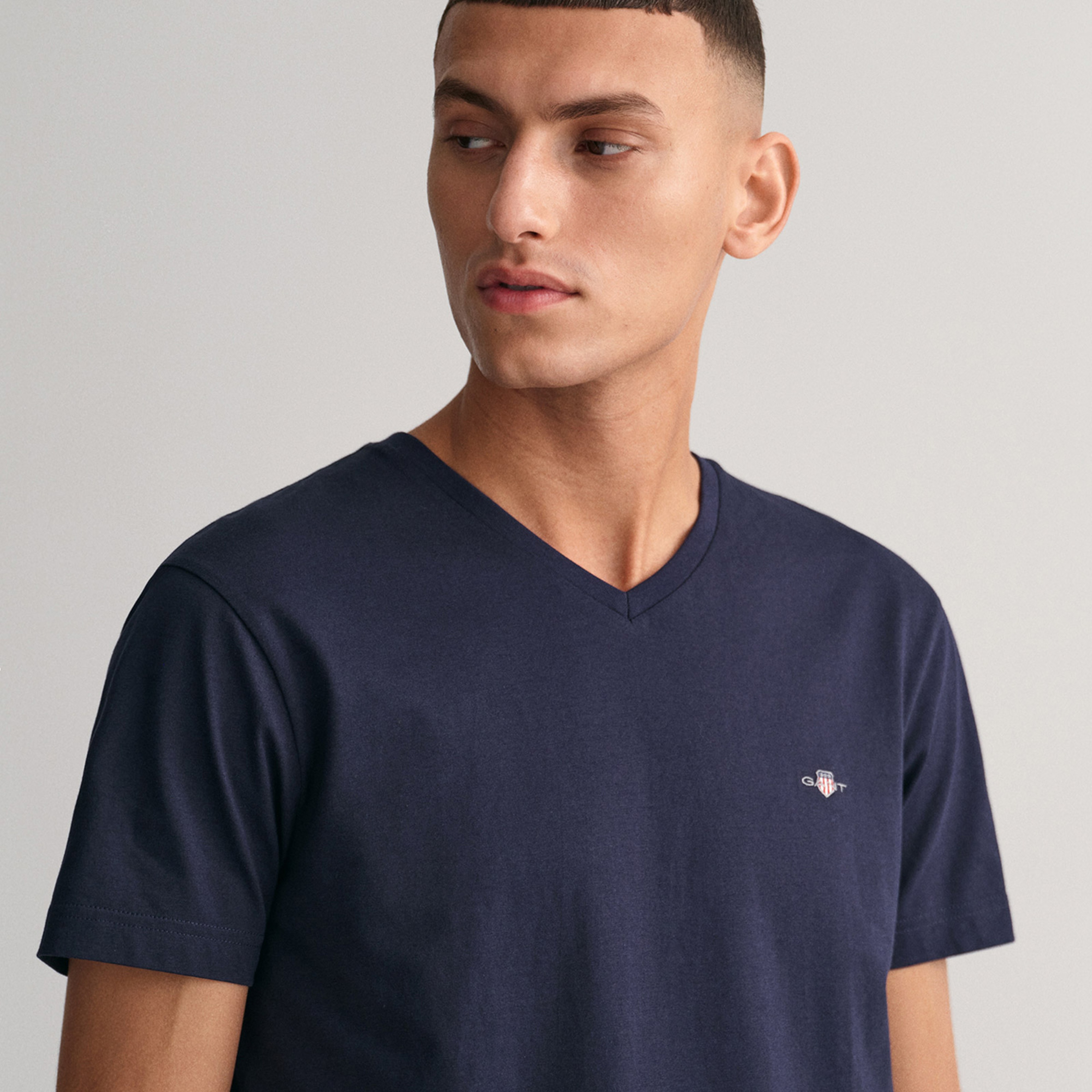 GANT Erkek Lacivert Slim Fit V Yaka T-Shirt
