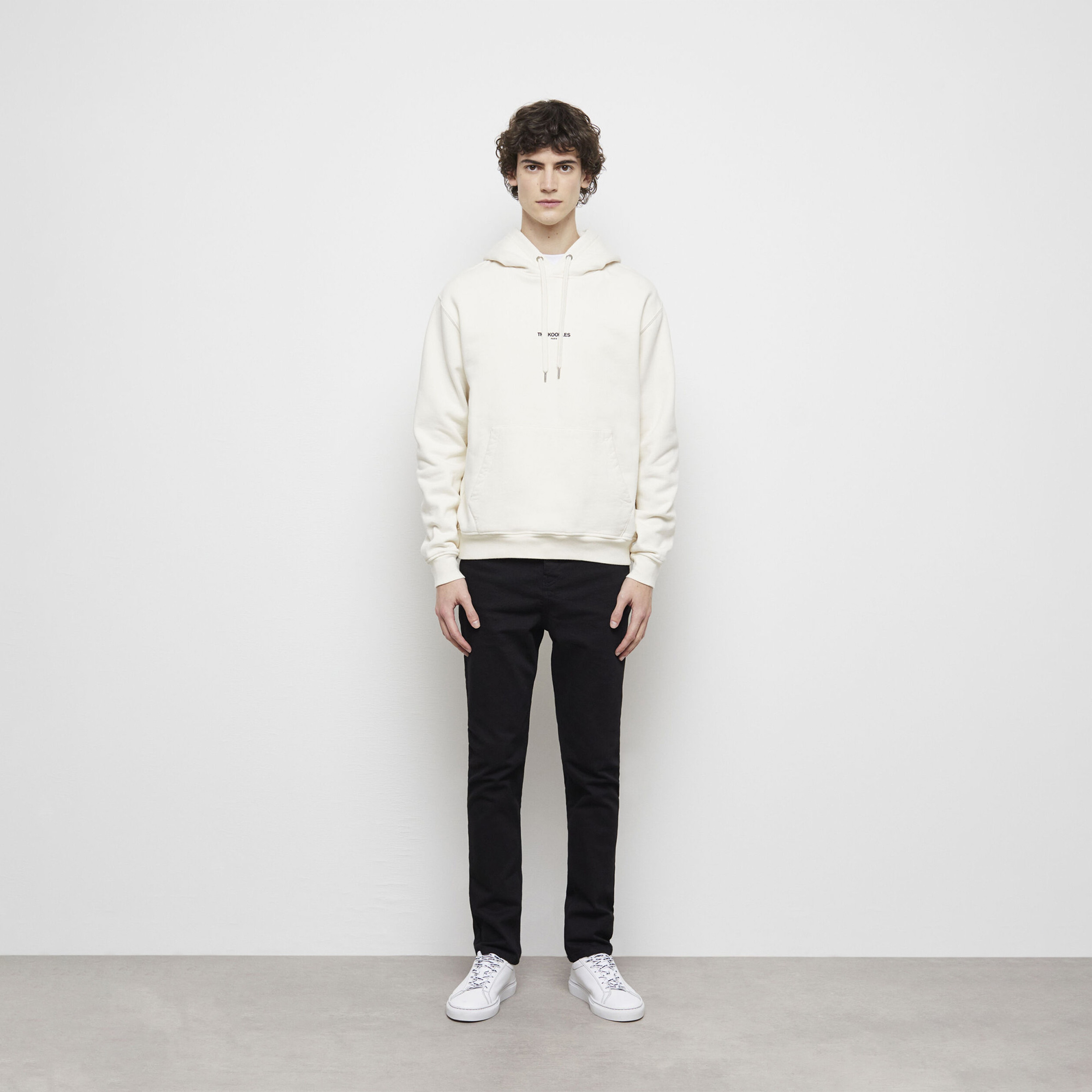 ERKEK KAPÜŞONLU LOGO BASKILI BEYAZ SWEATSHIRT