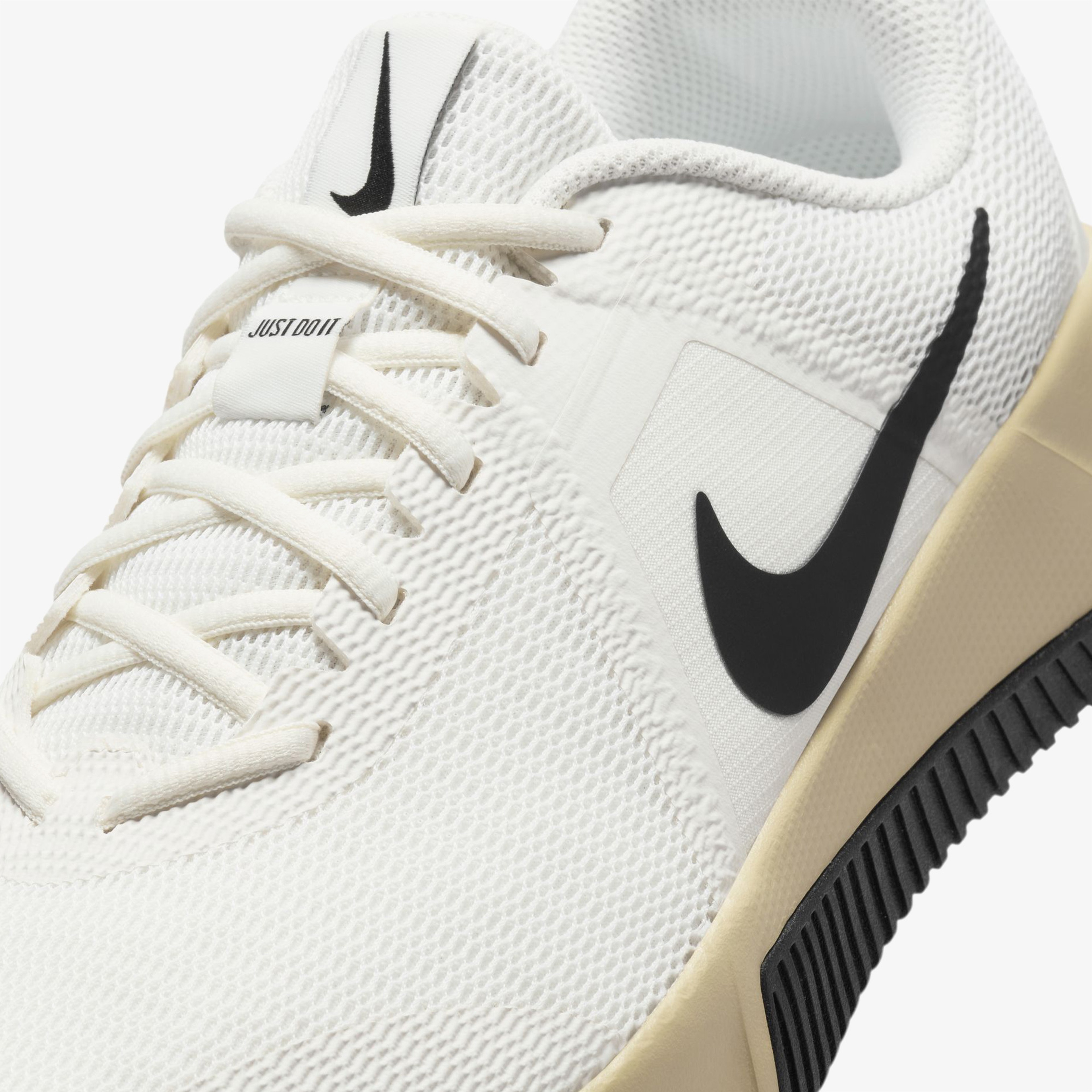 Nike Mc Trainer 3 Erkek Beyaz Antrenman Ayakkabısı
