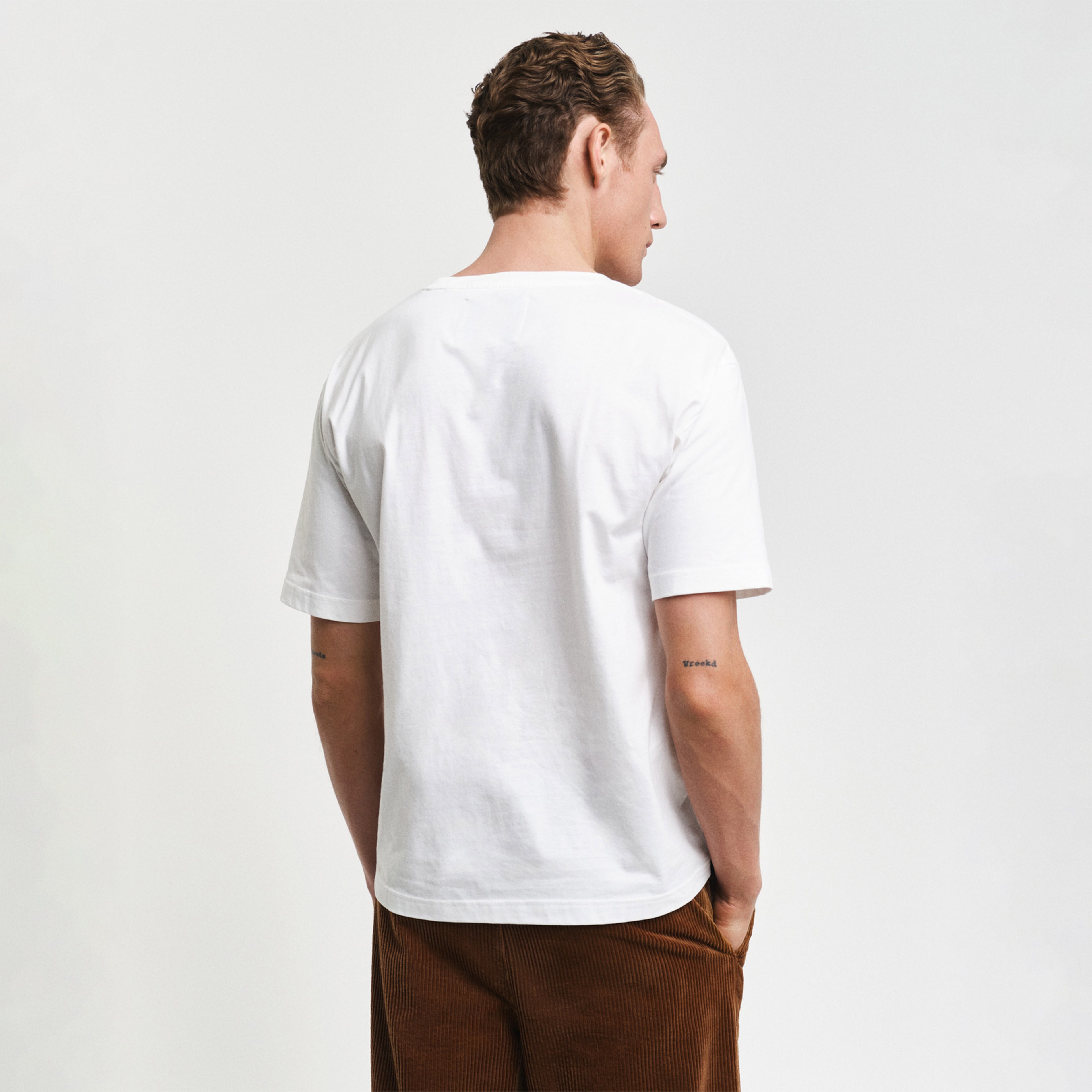 GANT Erkek Krem Relaxed Fit Bisiklet Yaka Logolu T-Shirt