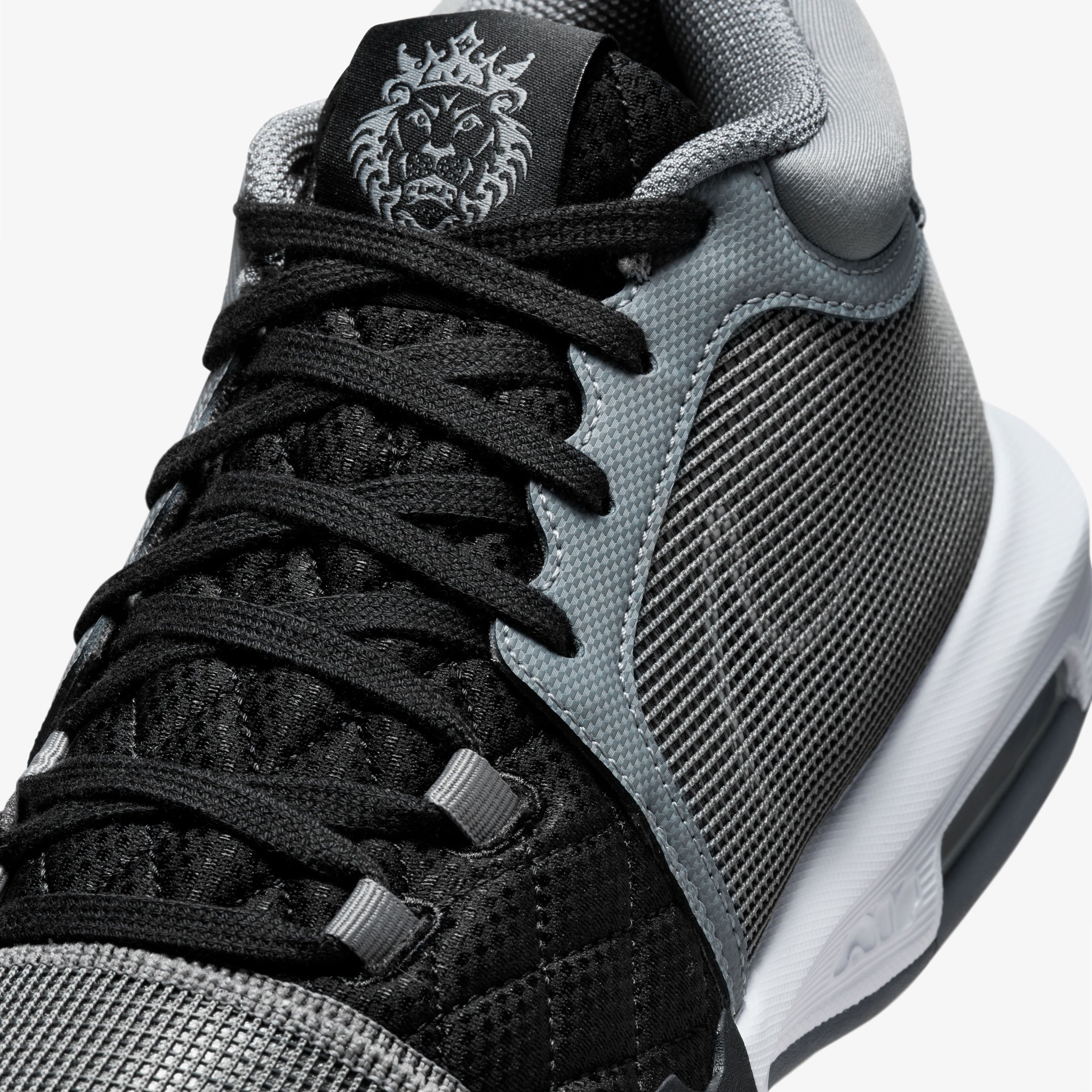 LeBron Witness 8 Erkek Gri Basketbol Ayakkabısı