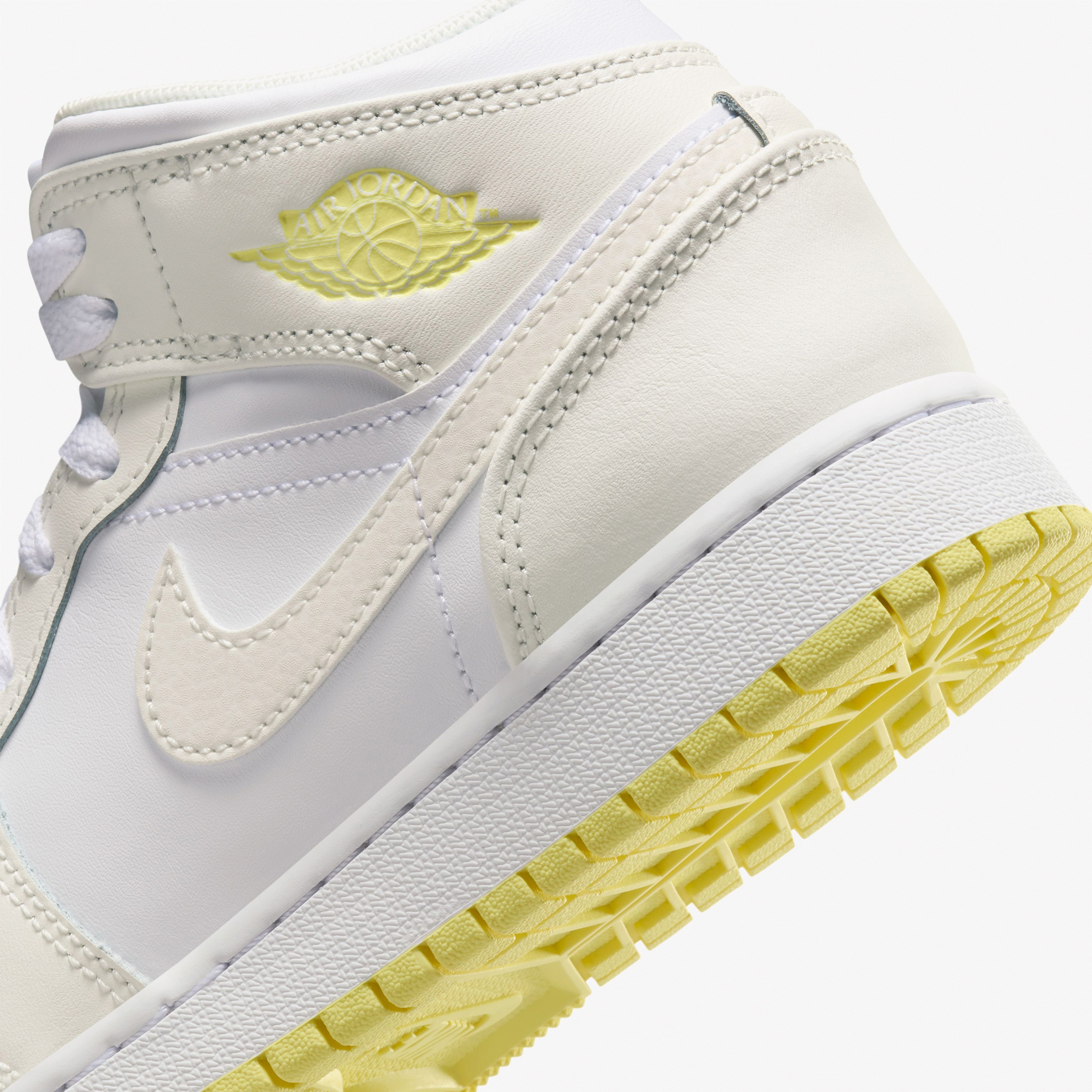 Jordan Air Jordan 1 Mid Kadın Beyaz Sneaker