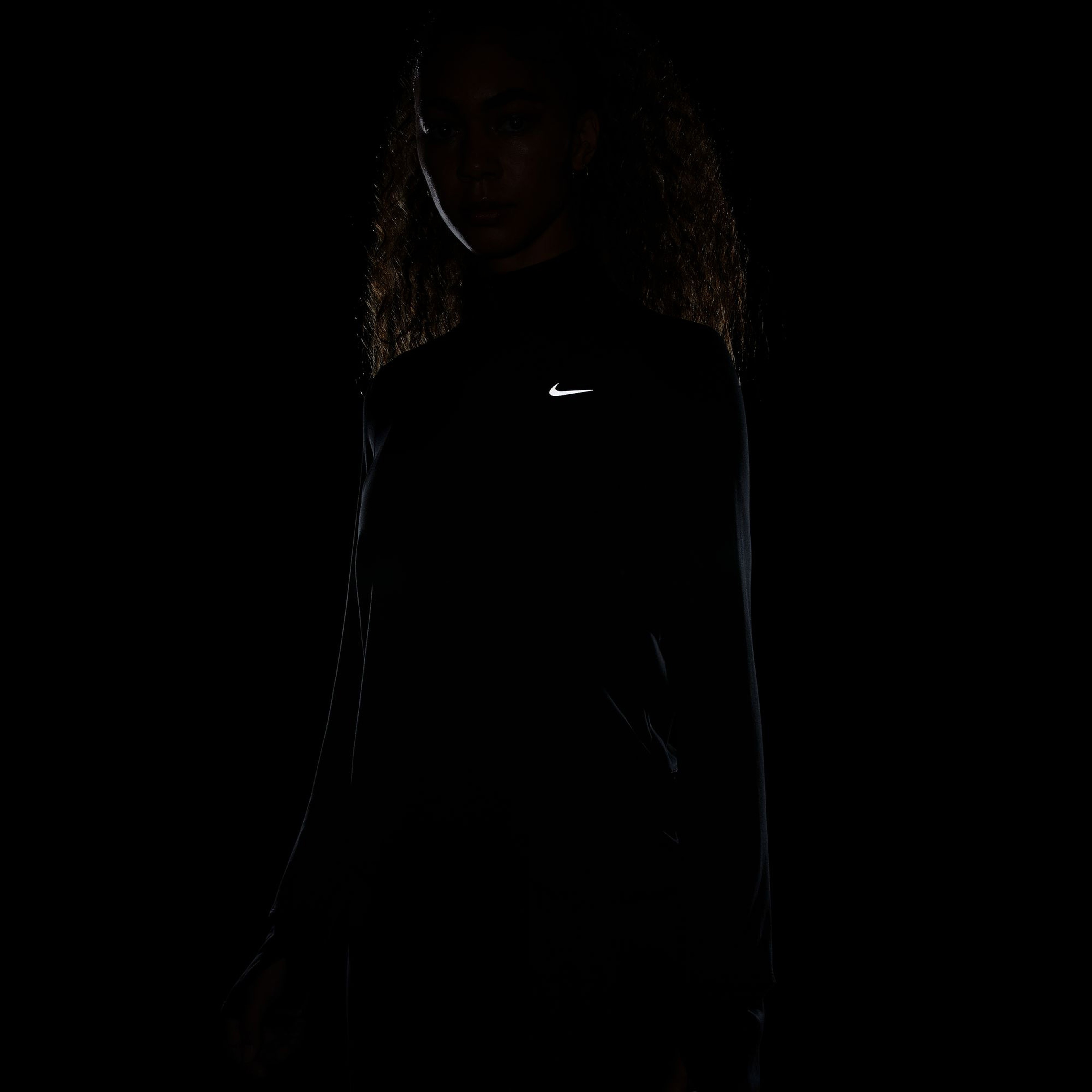 Nike Swift Element Dri-FIT Top Kadın Siyah Uzun Kollu T-Shirt