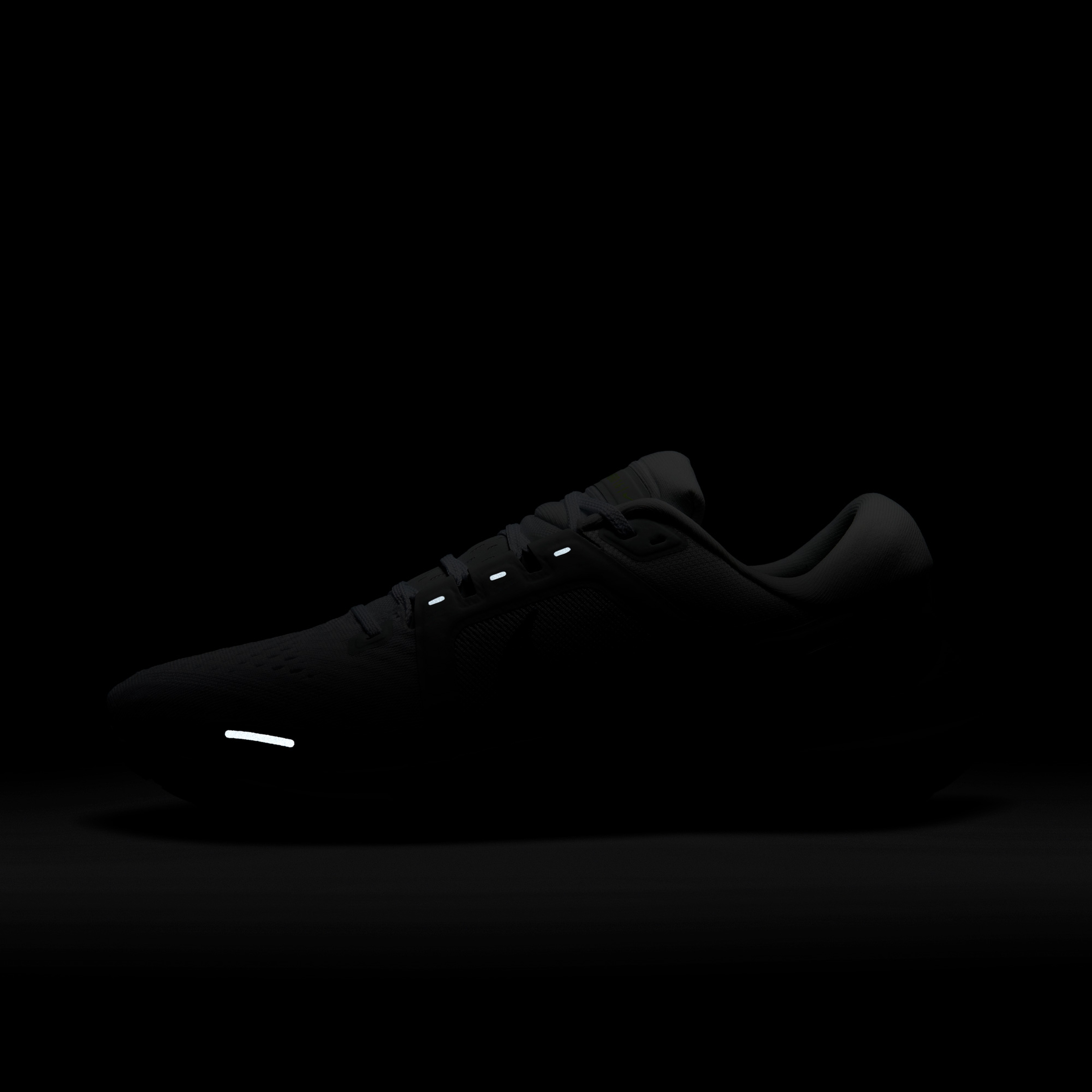 Nike Air Zoom Vomero 16 Erkek Beyaz Spor Ayakkabı