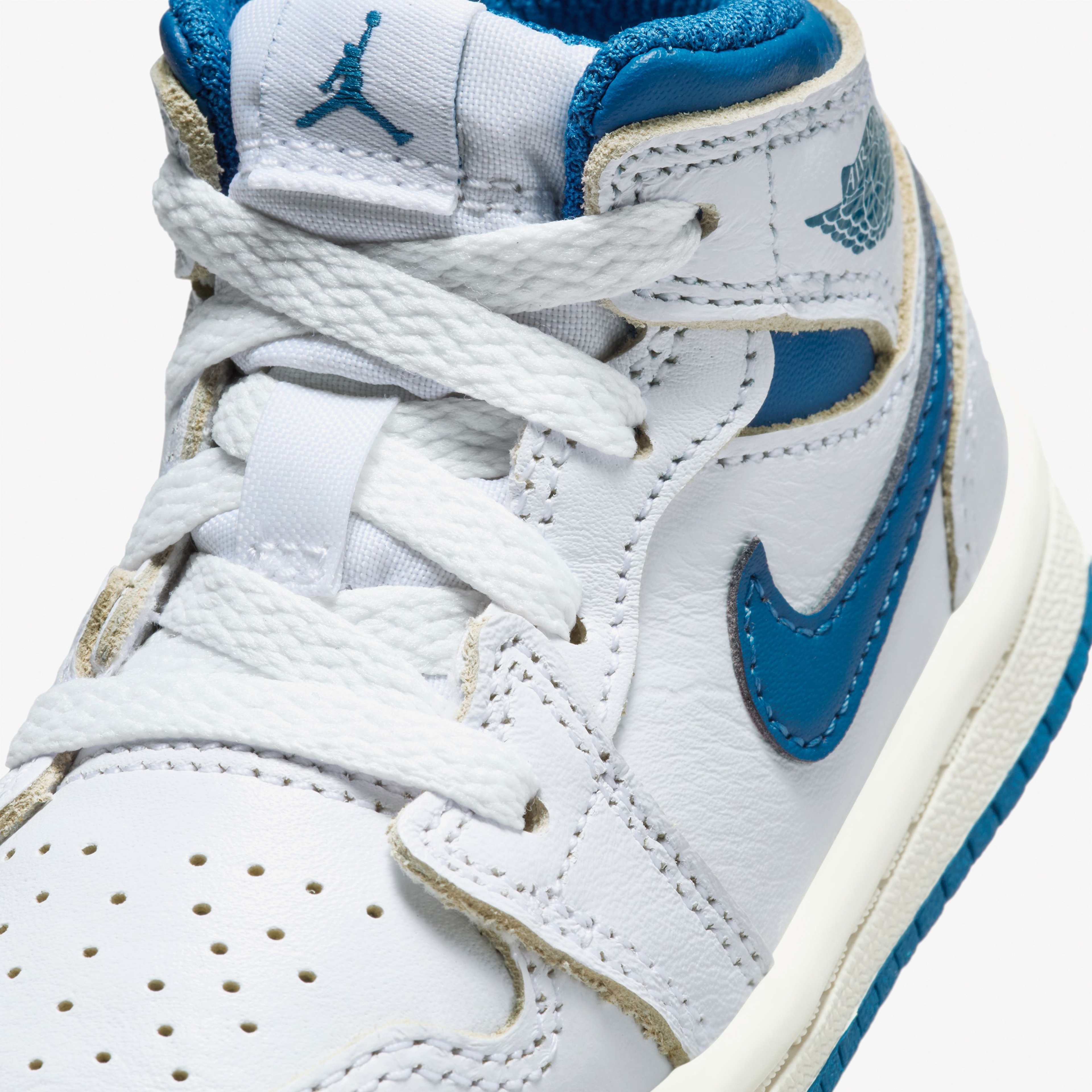 Jordan 1 Mid SE Çocuk Beyaz Spor Ayakkabı