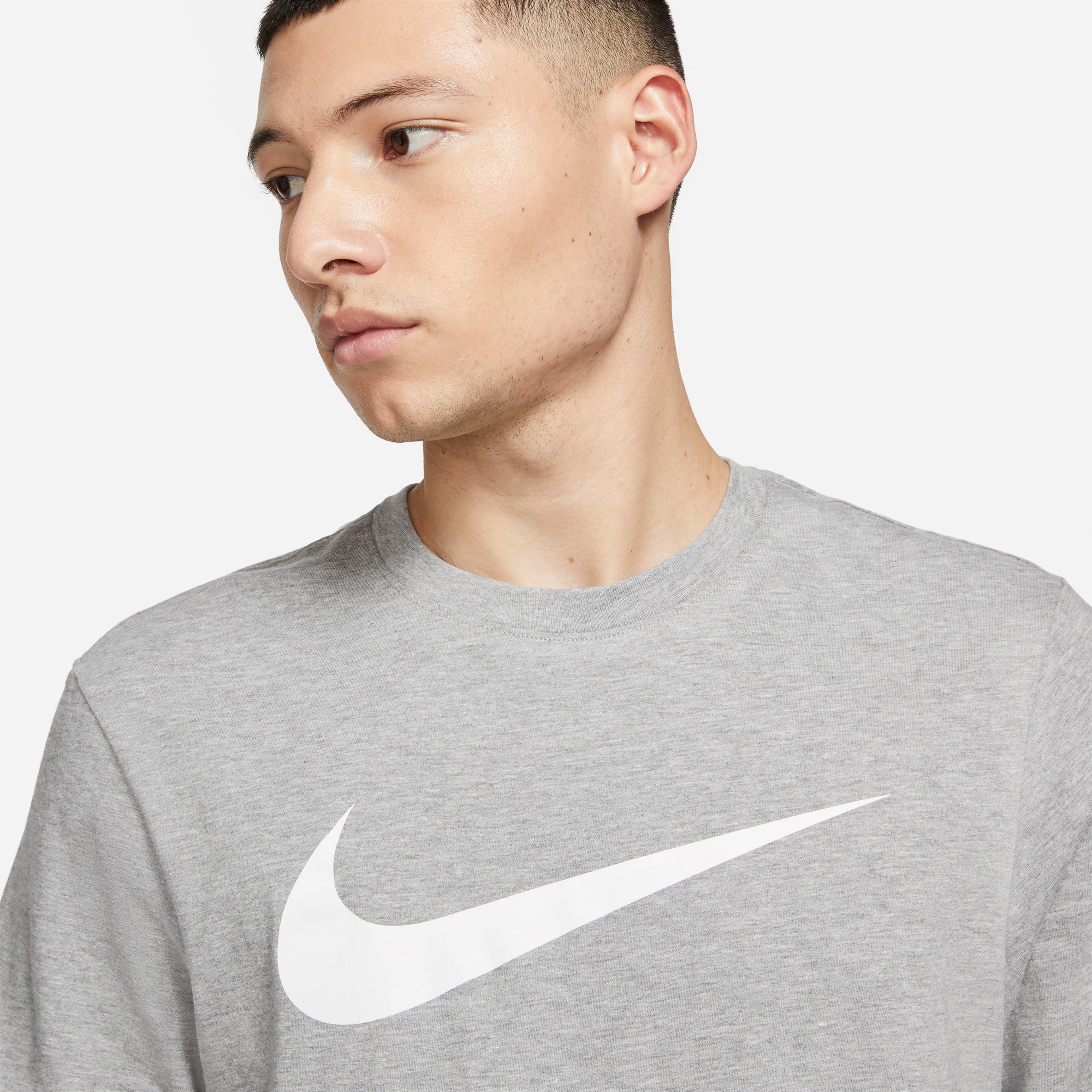 Nike Sportswear Swoosh Erkek Gri T-Shirt