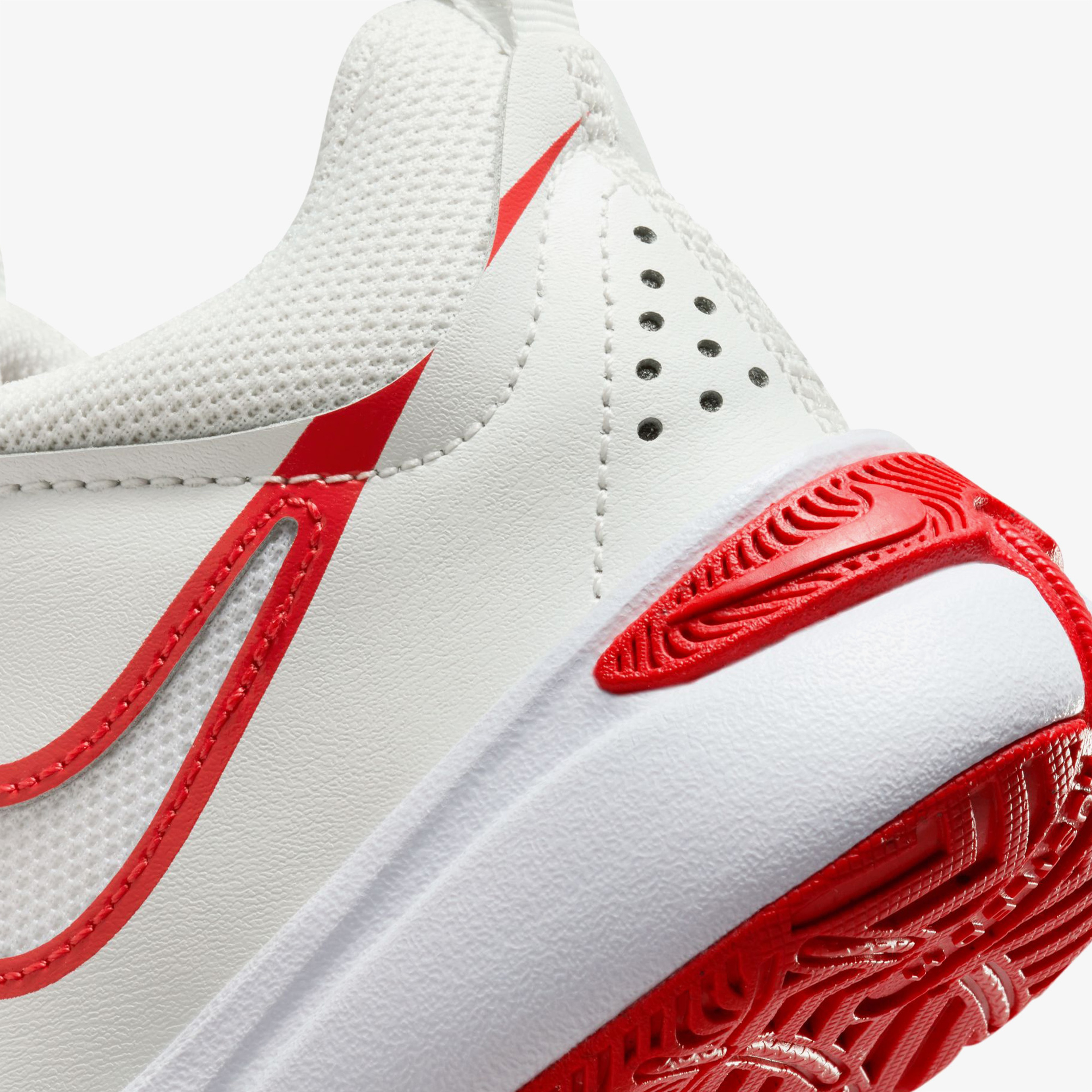 Nike Team Hustle D 11 Çocuk Beyaz Basketbol Ayakkabısı