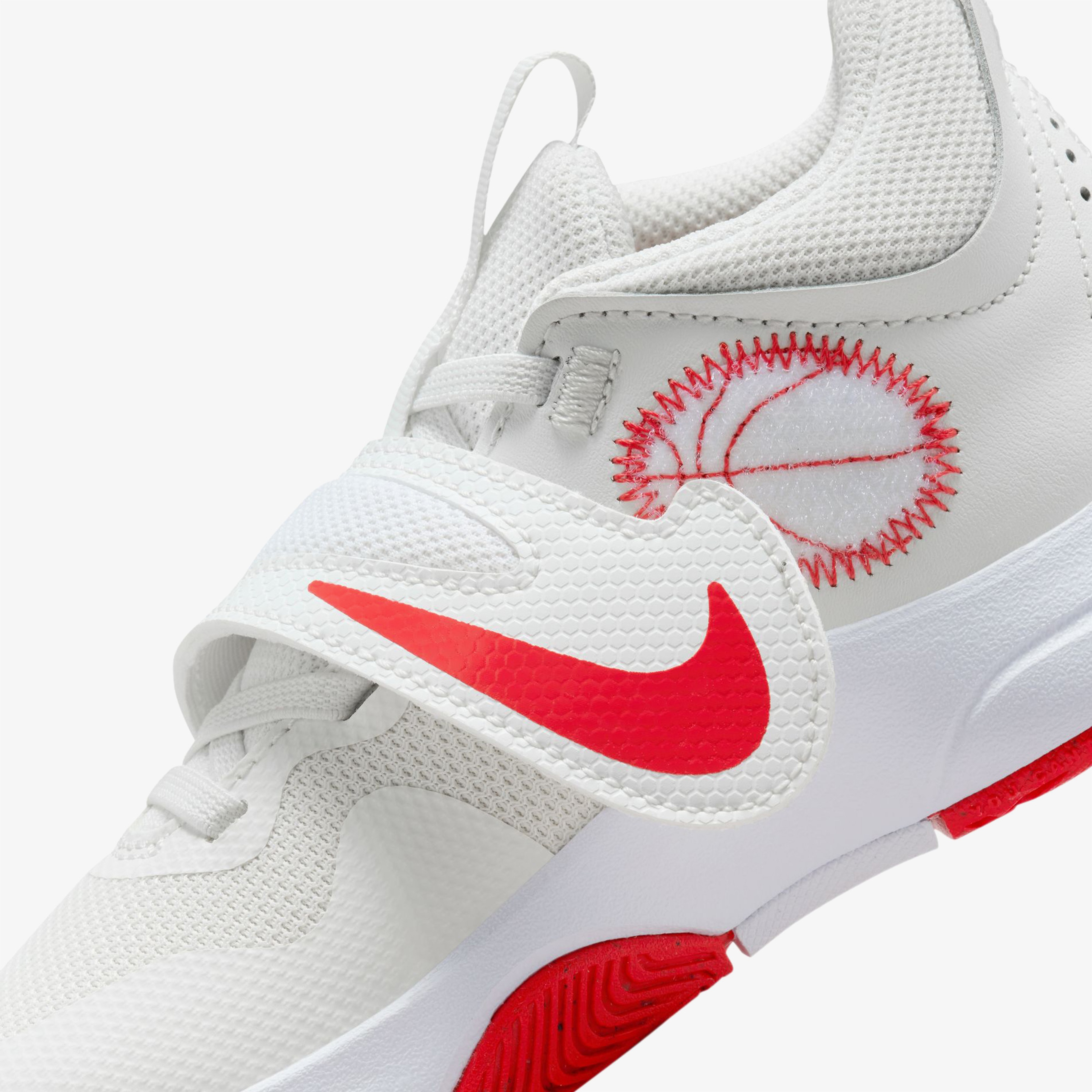 Nike Team Hustle D 11 Çocuk Beyaz Basketbol Ayakkabısı