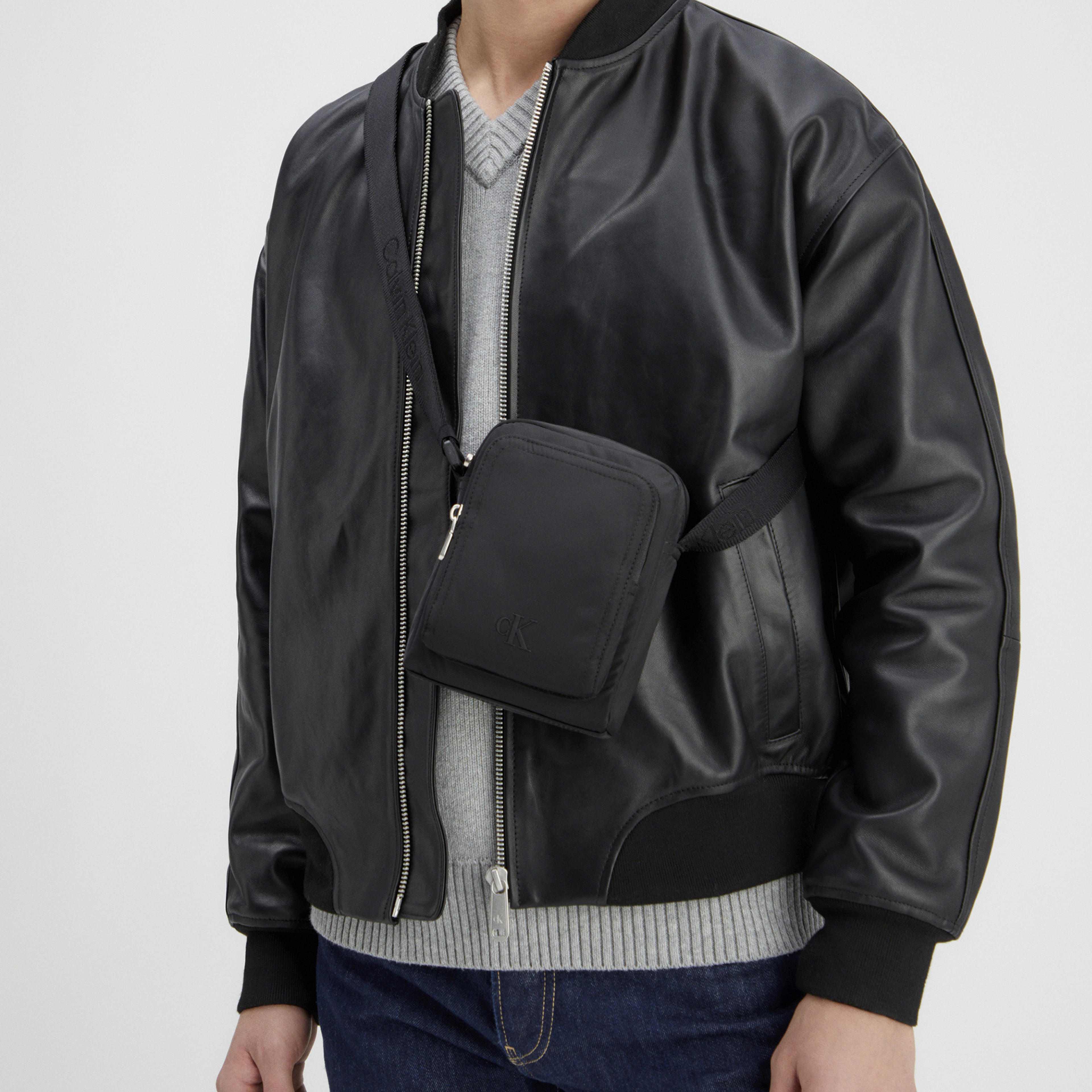 Calvin Klein Jeans Ultralıght Reporter18 Ny Erkek Siyah Çapraz Çanta