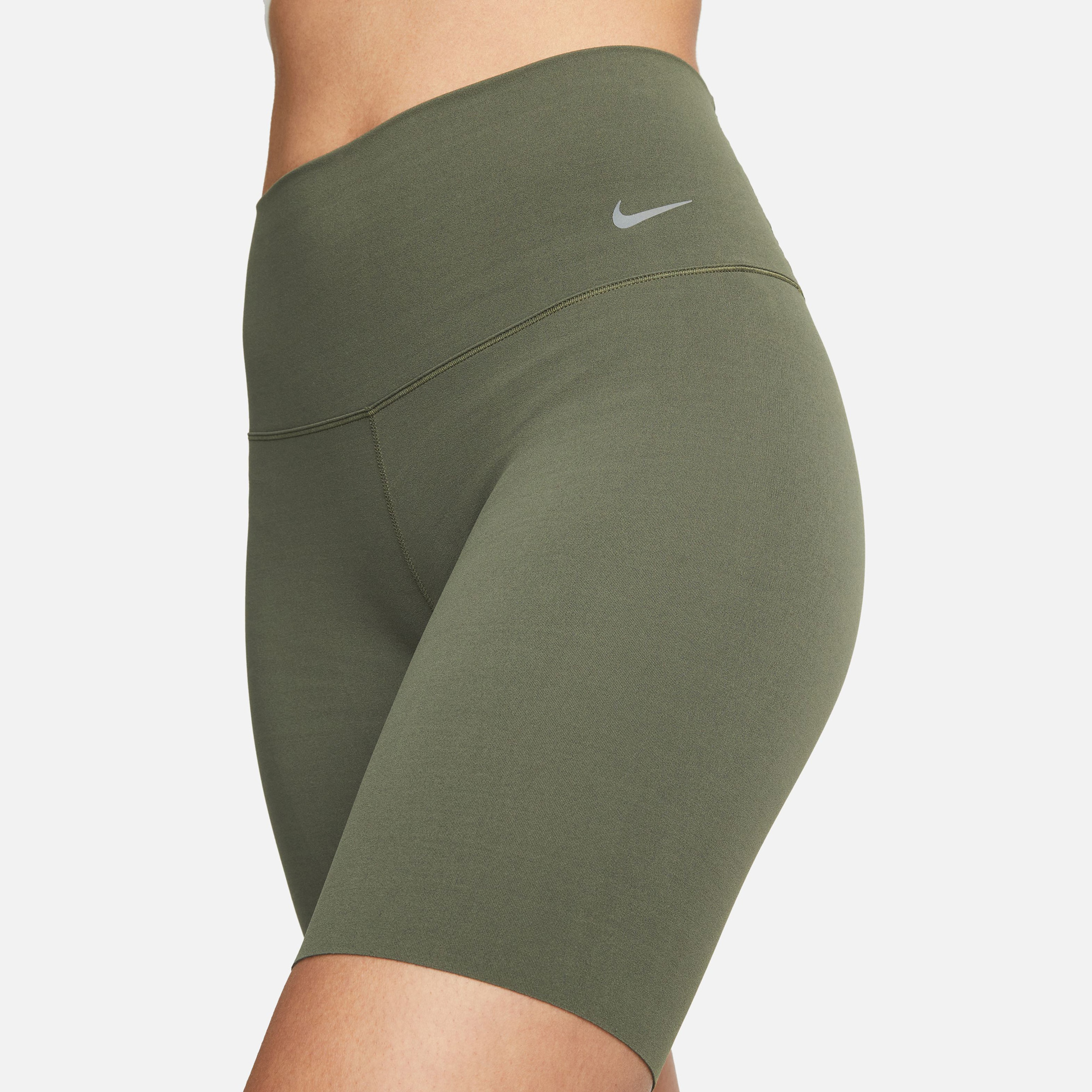 Nike Zenvy Hafif Destekli Yüksek Belli 20 cm Kadın Haki Bisiklet Şortu