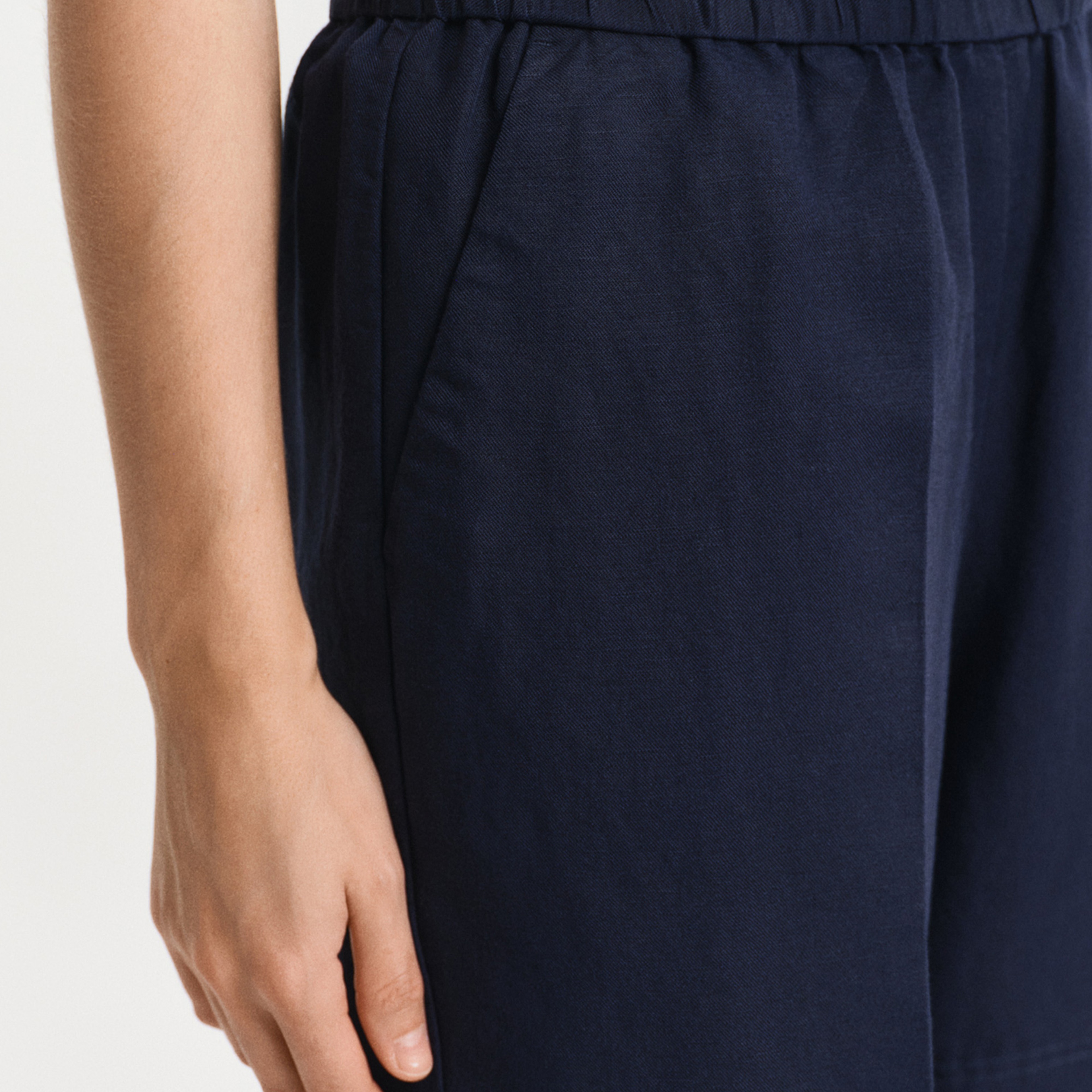 GANT Kadın Lacivert Relaxed Fit Keten Şort