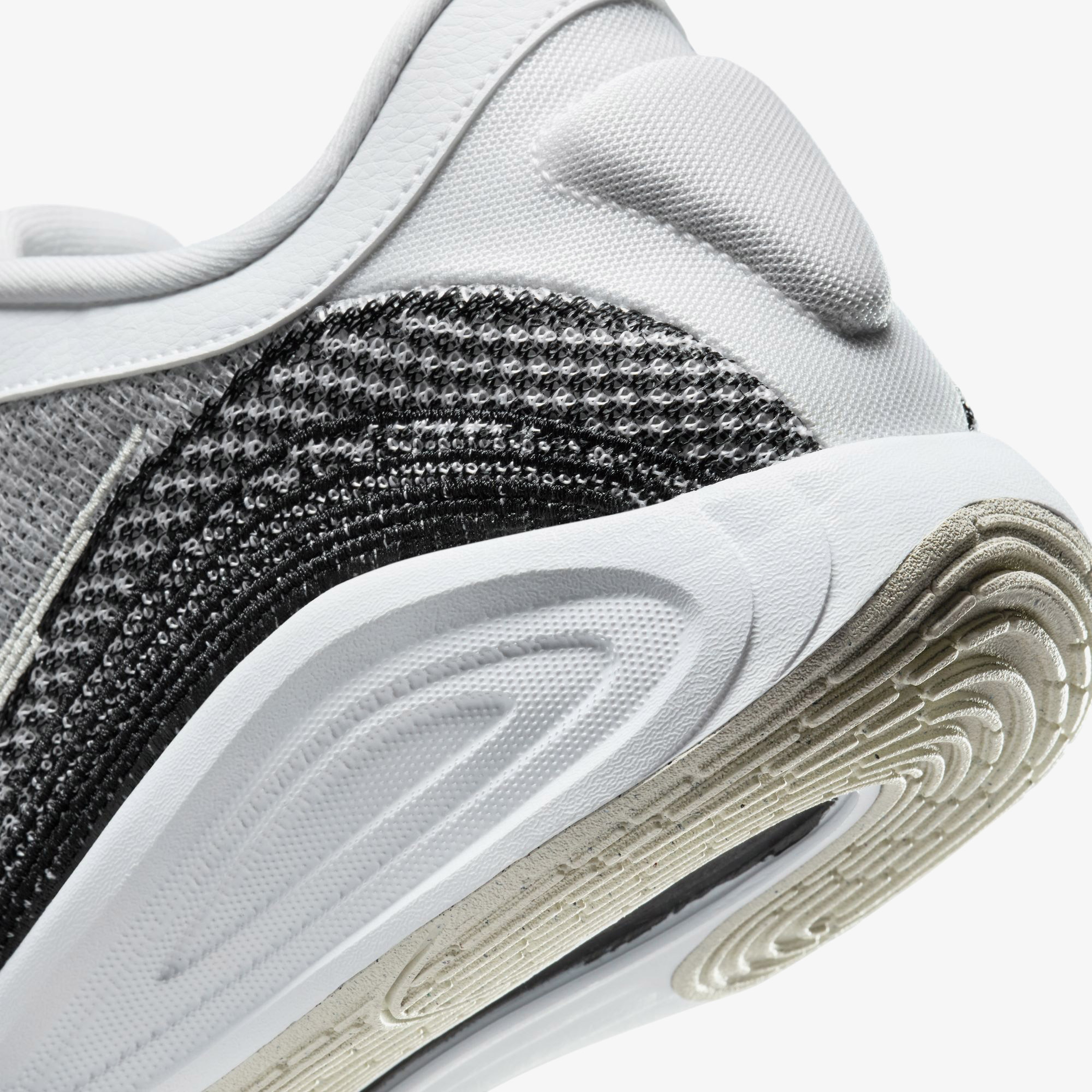 Nike G.T. Hustle Academy Erkek Beyaz Basketbol Ayakkabısı