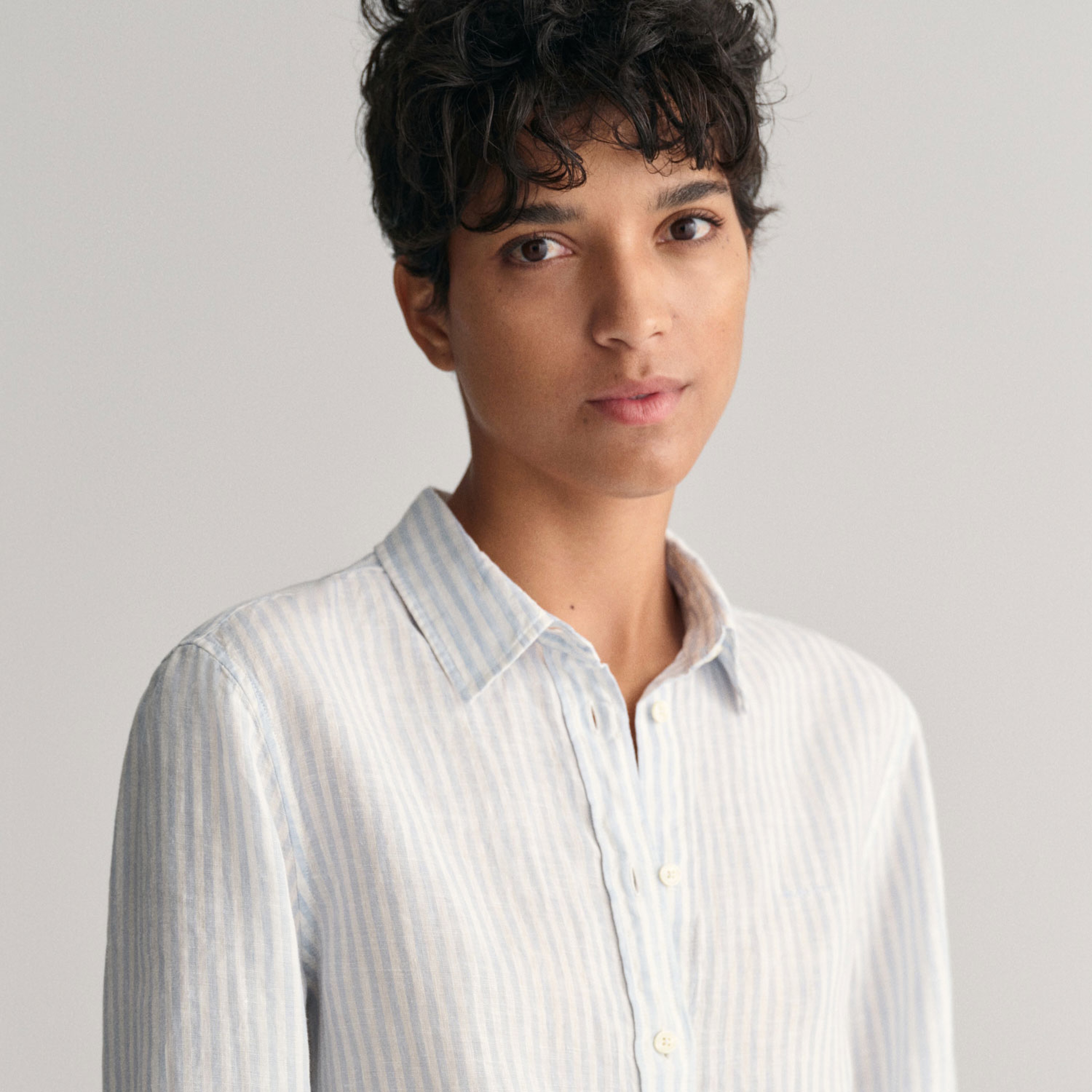 GANT Kadın Mavi Regular Fit Klasik Yaka Çizgili Keten Gömlek