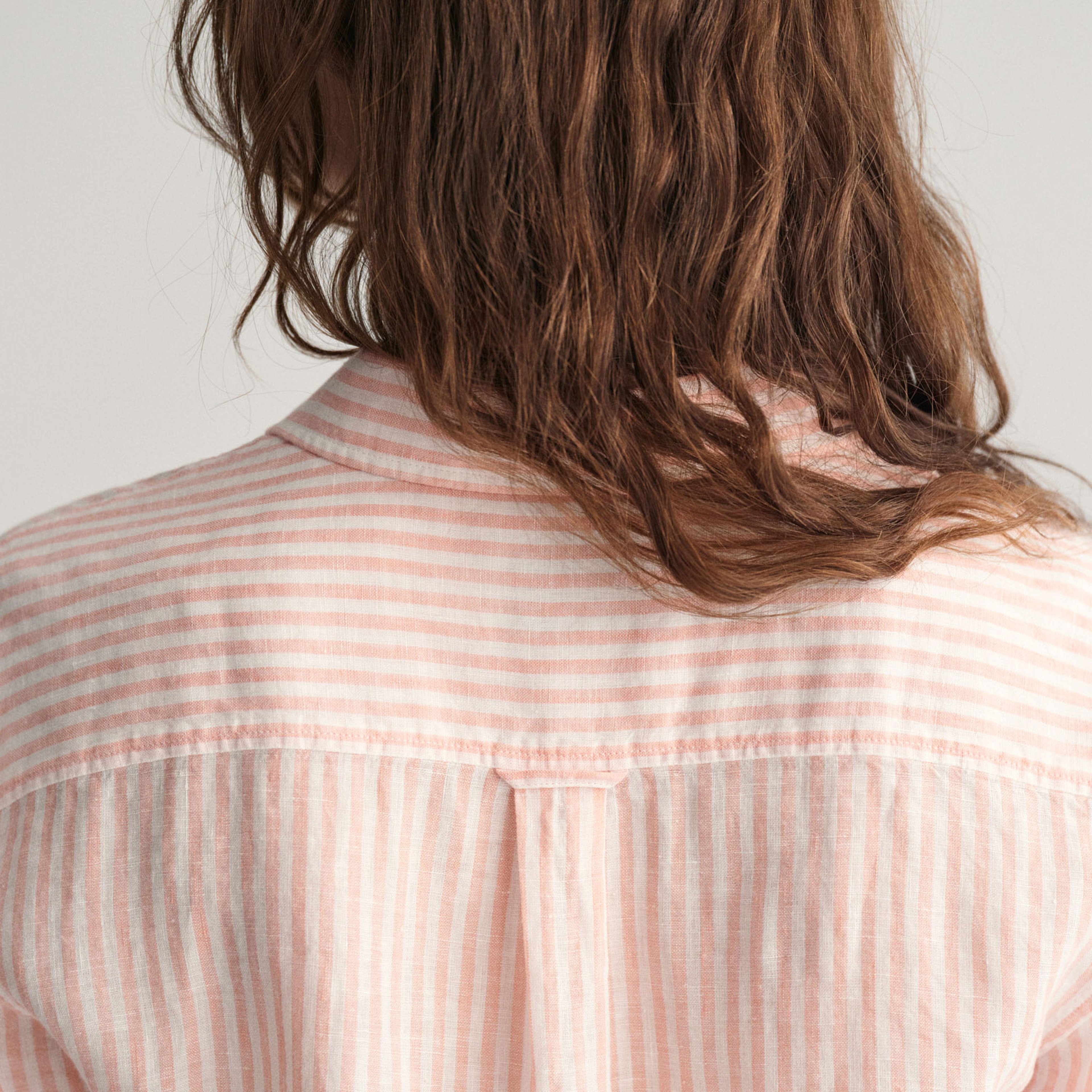 GANT Kadın Pembe Regular Fit Klasik Yaka Çizgili Keten Gömlek