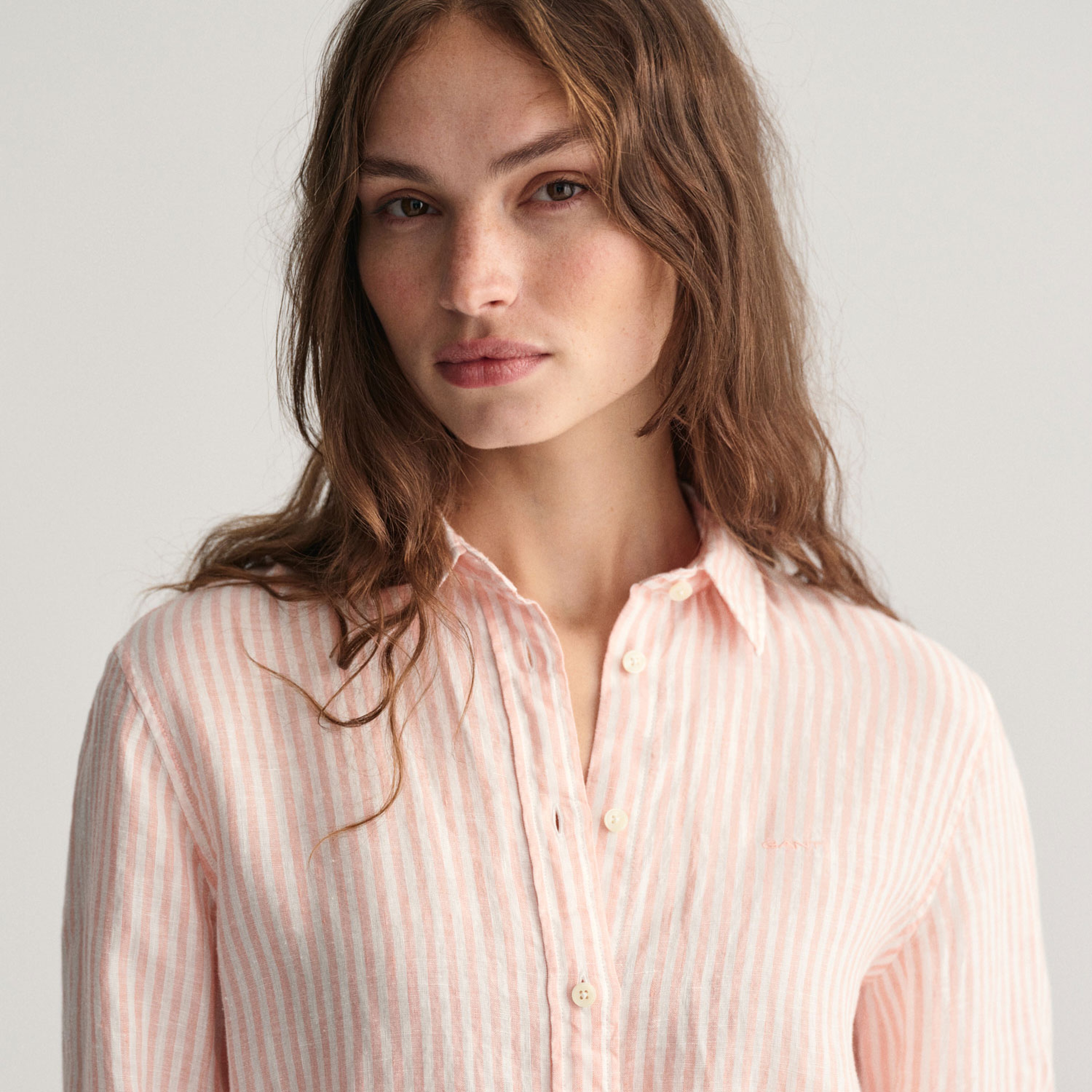 GANT Kadın Pembe Regular Fit Klasik Yaka Çizgili Keten Gömlek
