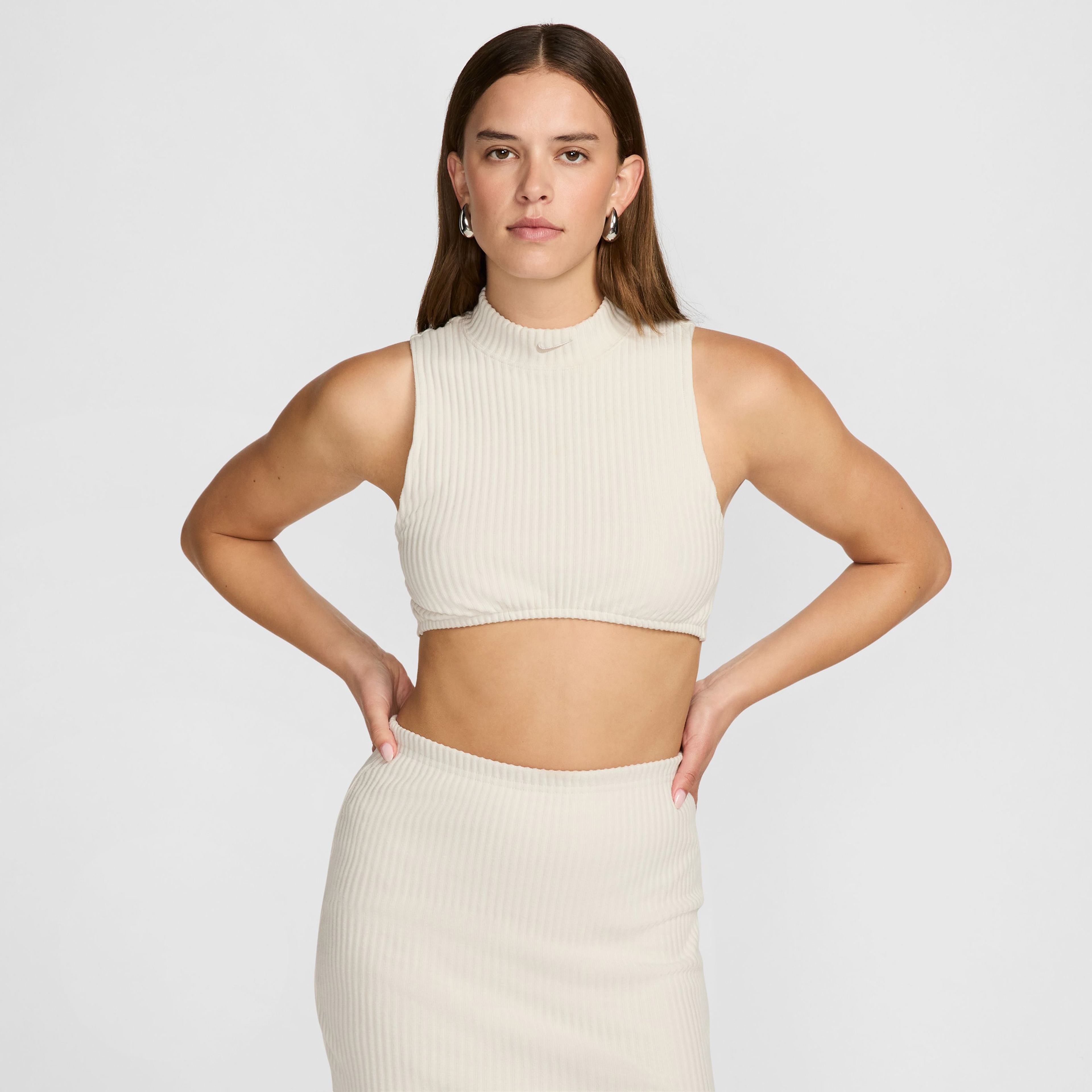 Nike Sportswear Chill Knit Kadın Beyaz Kolsuz T-Shirt