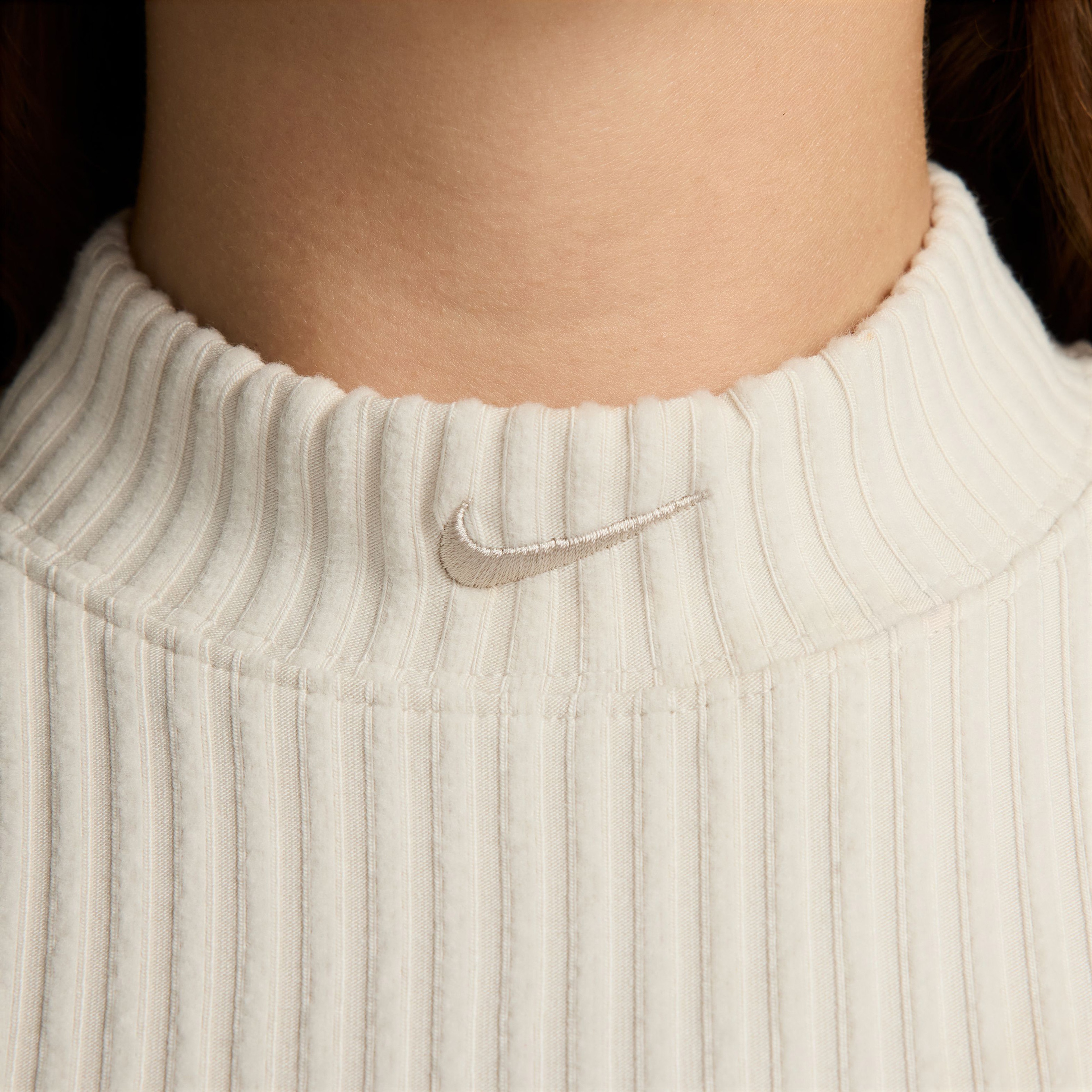 Nike Sportswear Chill Knit Kadın Beyaz Kolsuz T-Shirt